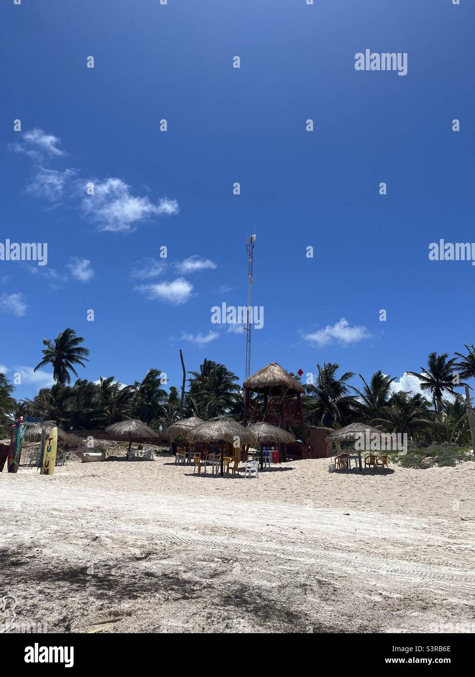 Bar de la plage sur une plage déserte - Image de stock capturée avec un smartphone