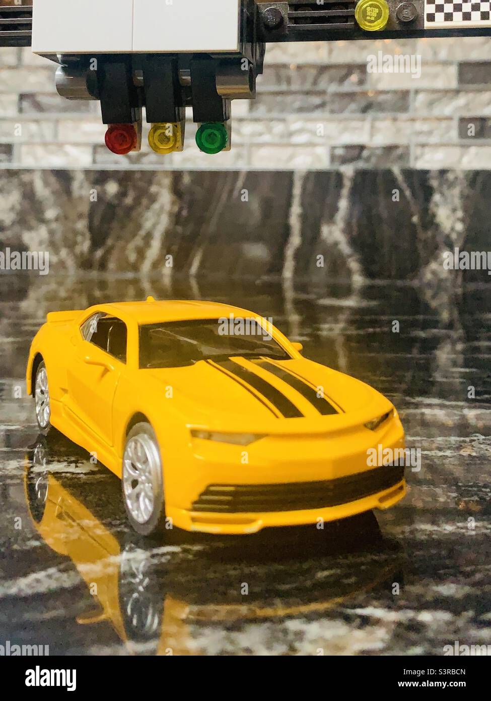 Voiture miniature jaune - Image de stock capturée avec un smartphone