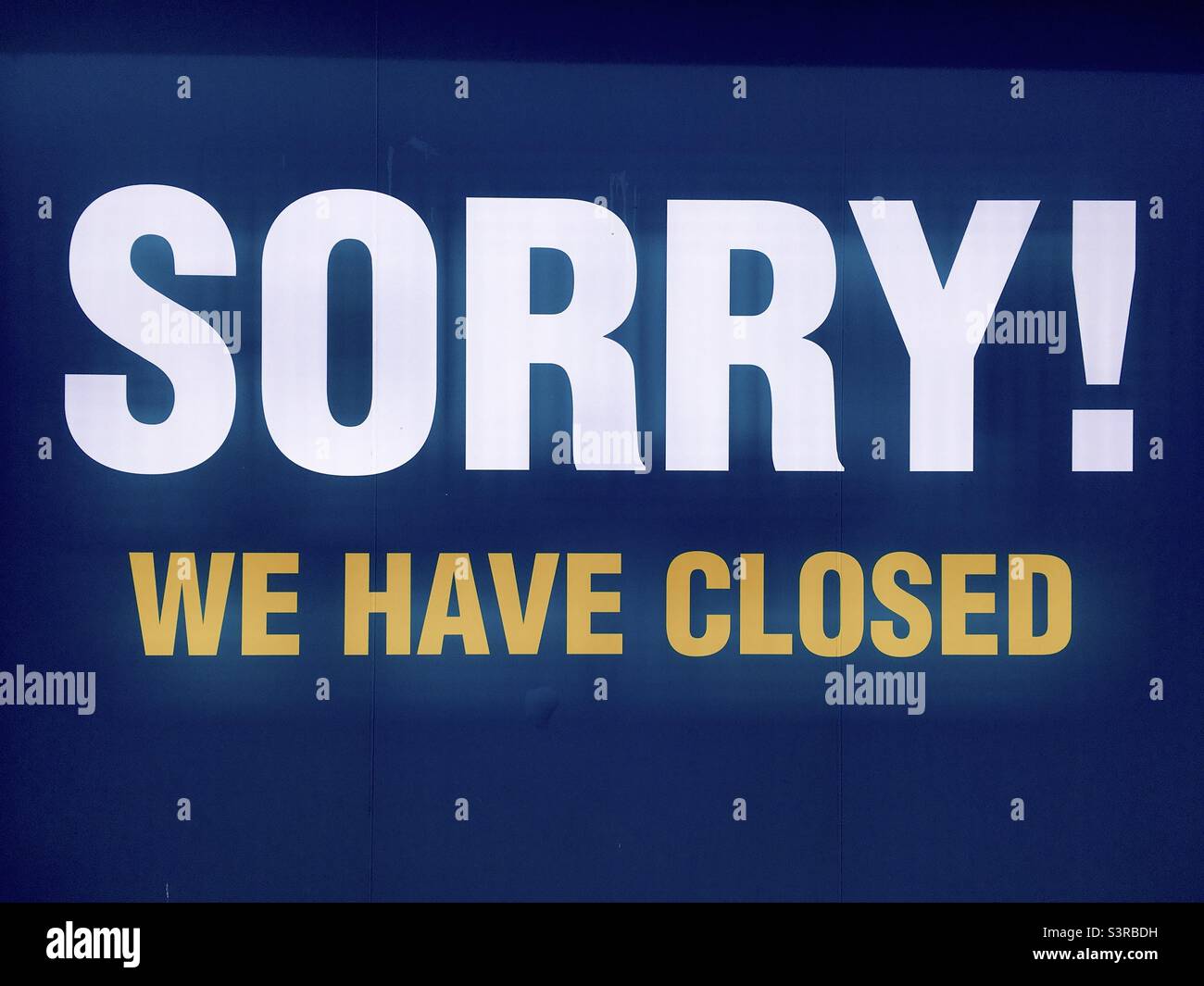 Désolé ! Nous avons fermé l'affiche sur la fenêtre du magasin au Royaume-Uni Banque D'Images