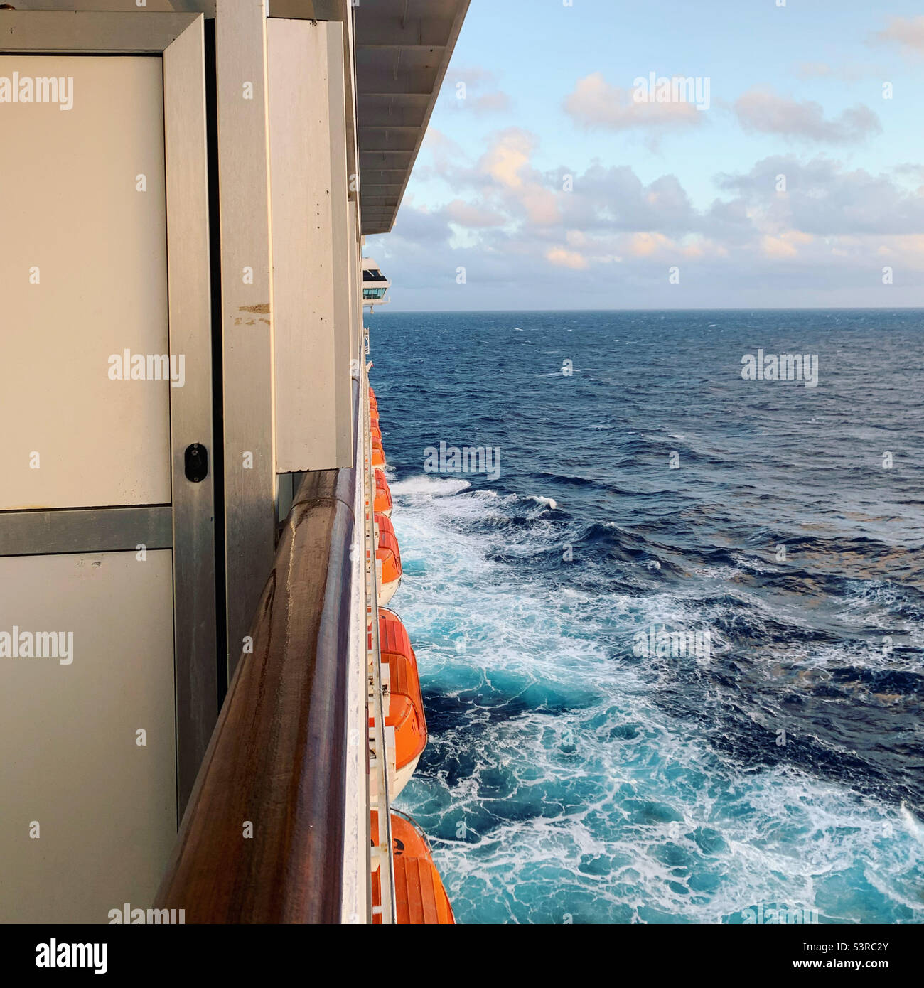 Vue depuis le balcon d'un bateau de croisière voyageant entre la Floride et les Bahamas Banque D'Images