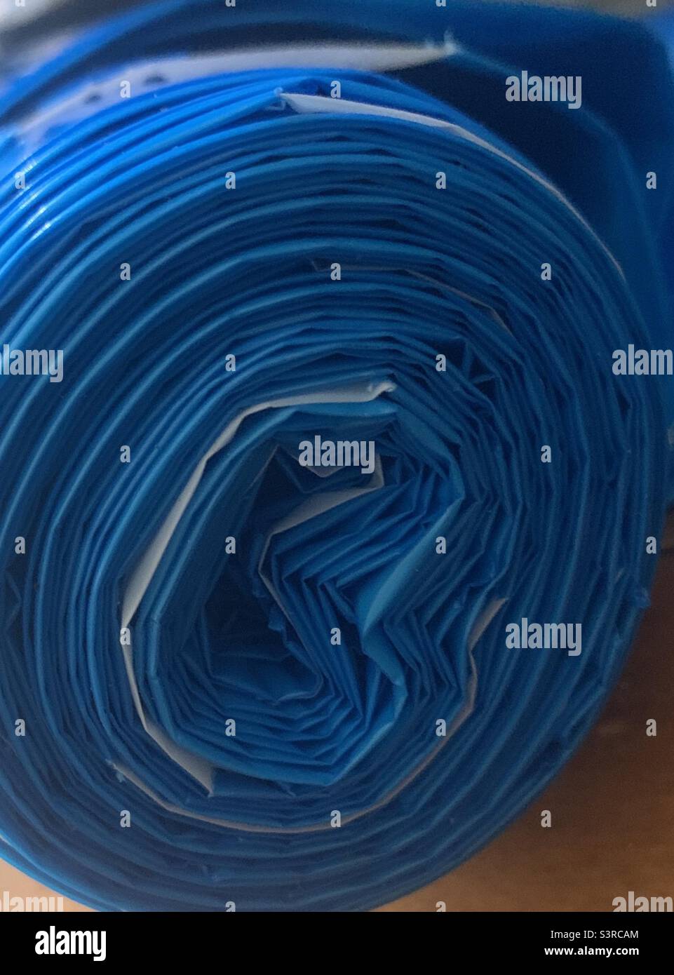 Gros plan de sacs de recyclage bleu vif - Image de stock capturée avec un smartphone