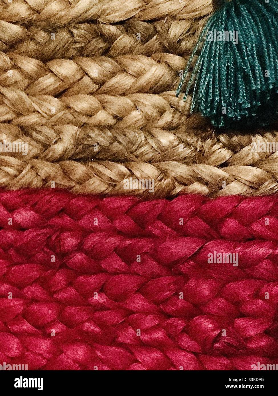Texture tissée naturelle, rose vif et Havane avec pampilles turquoise Banque D'Images