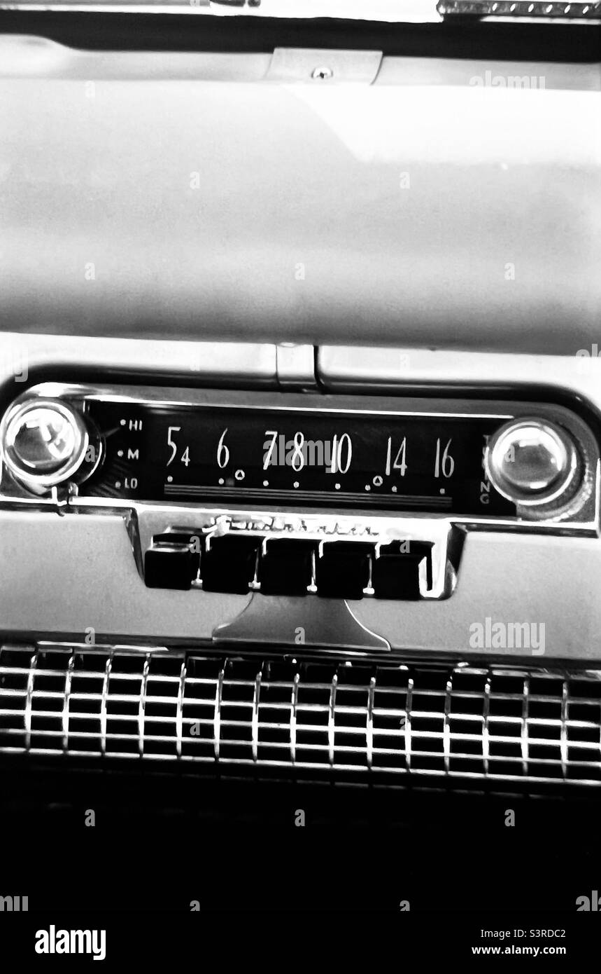 Radio à bouton-poussoir Studebaker Classic car au design innovant Banque D'Images