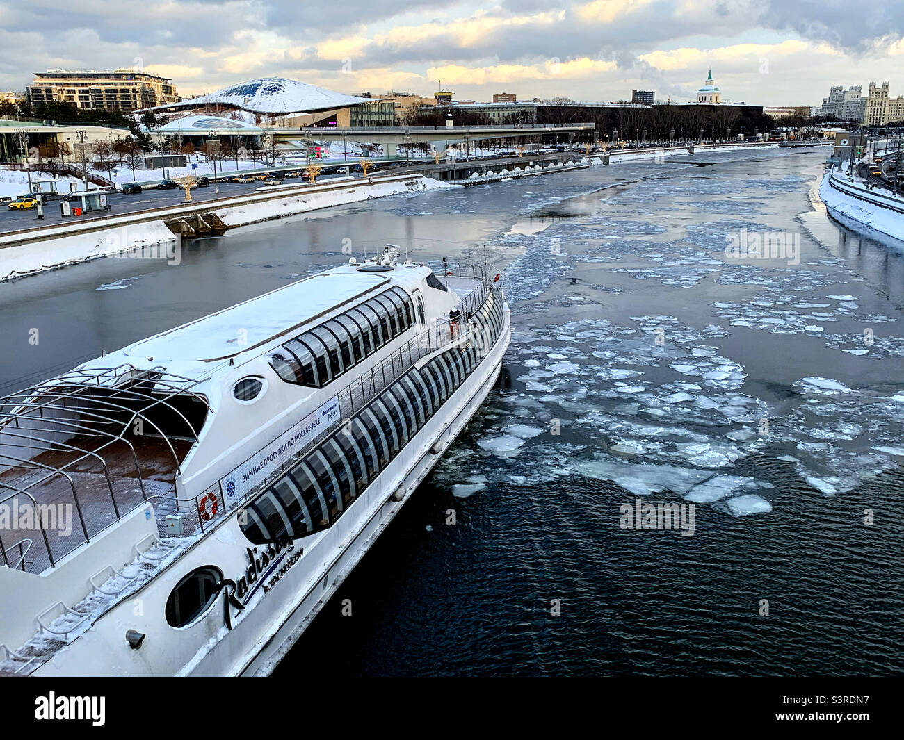 vue sur un grand bateau de plaisance sur la rivière - Image de stock capturée avec un smartphone