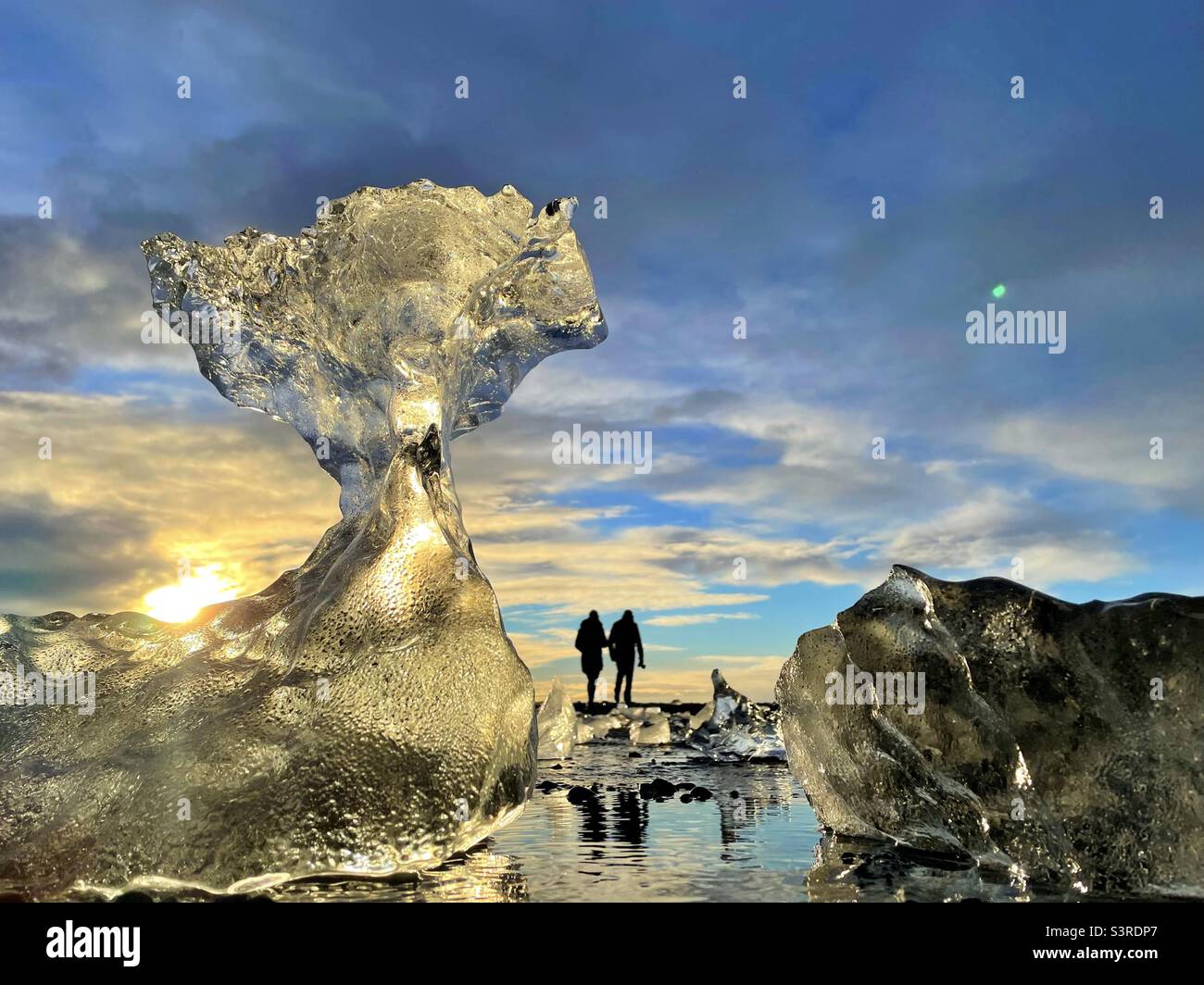 Couple marchant sur Diamond Beach Islande Banque D'Images