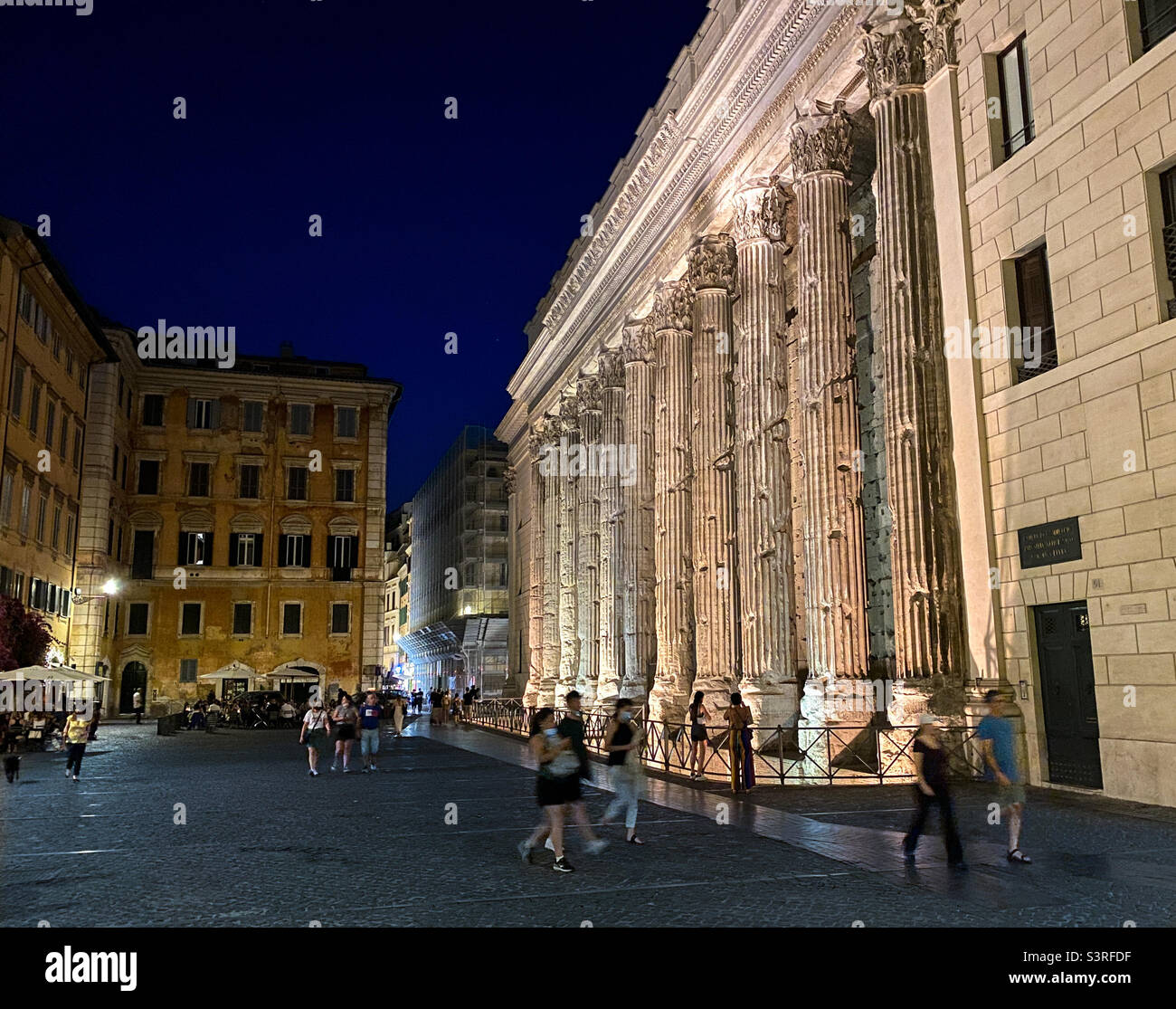 La colonnade survivante de l'ancien temple romain d'Hadrien, maintenant incorporée à la Chambre de commerce, à la Piazza di Pietra à Rome, en Italie Banque D'Images