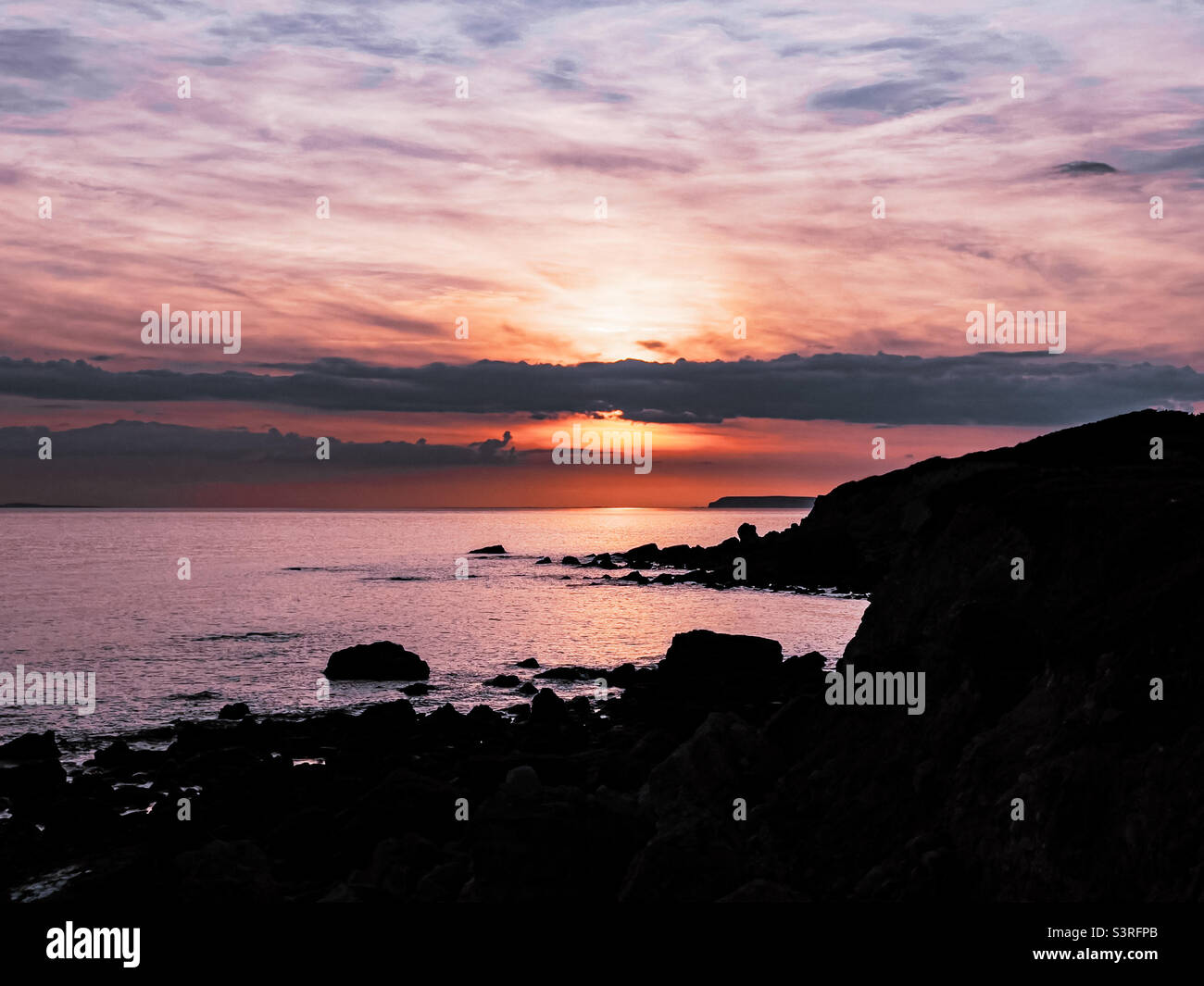 Coucher de soleil vers l'eau douce depuis le phare de St Catherine, Niton, île de Wight, Hampshire, Royaume-Uni - Image de stock capturée avec un smartphone