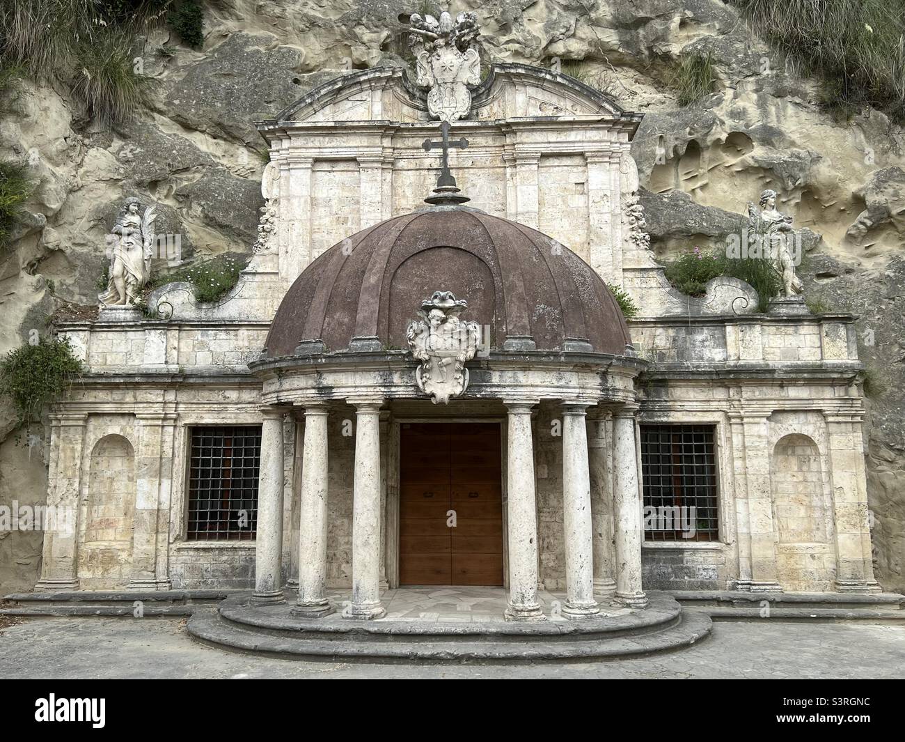 Sanctuaire de Sant'Emidio Alle Grotte, Ascoli Piceno, région des Marches, Italie - Image de stock capturée avec un smartphone