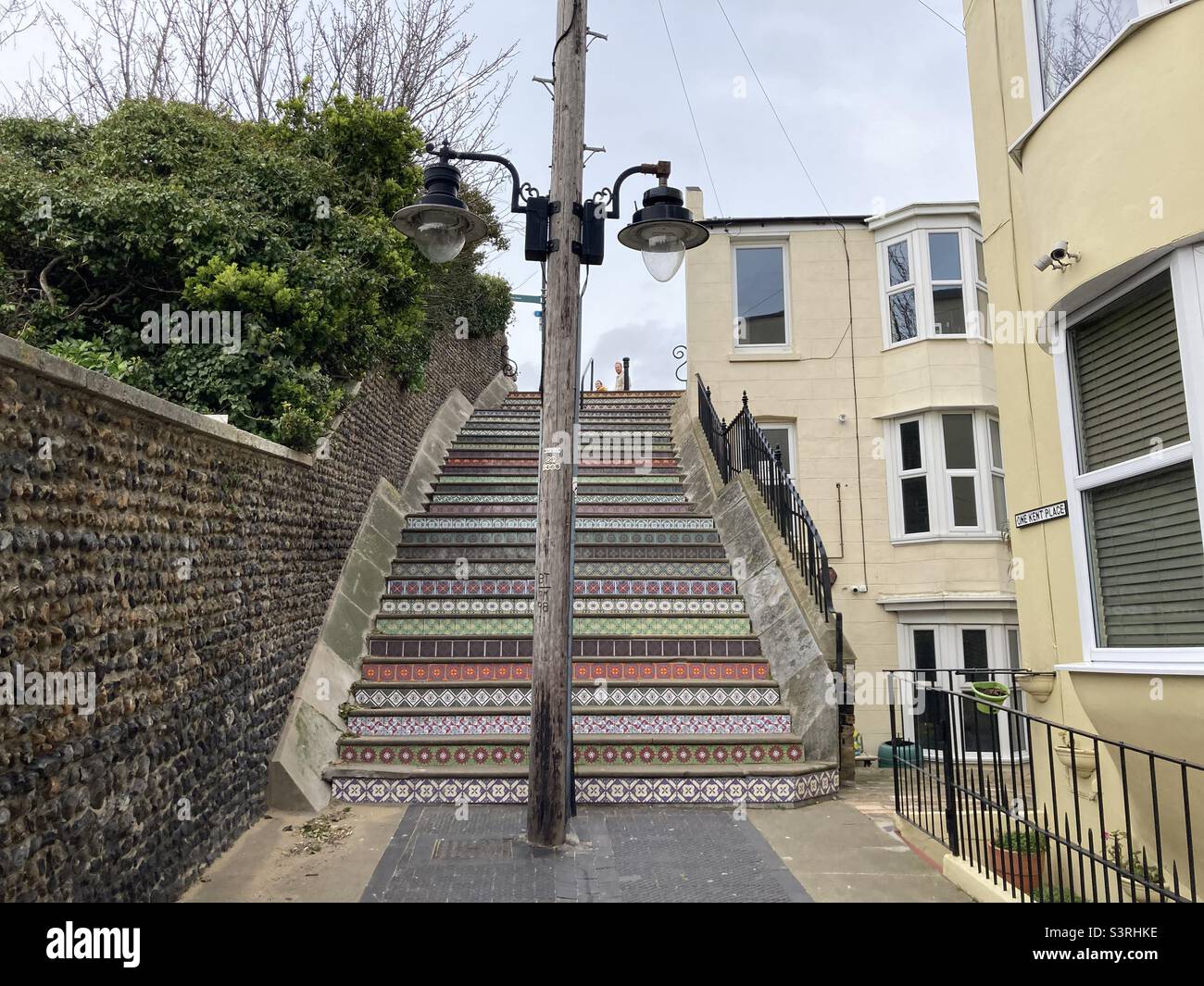 800 tuiles inspirées de Pugin installées sur des marches à Ramsgate, Kent Banque D'Images