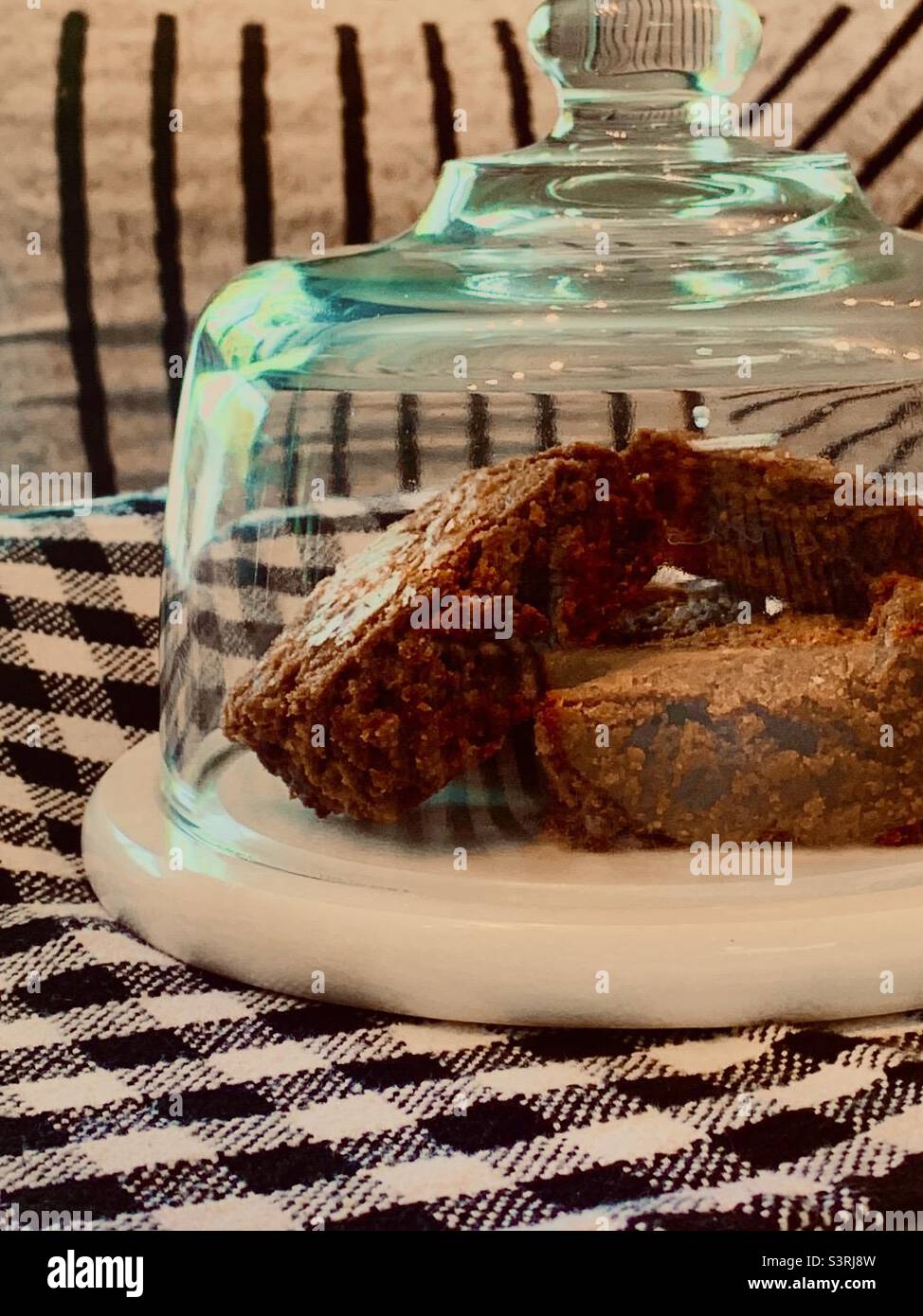 Brownies sur une assiette à gâteau Banque D'Images