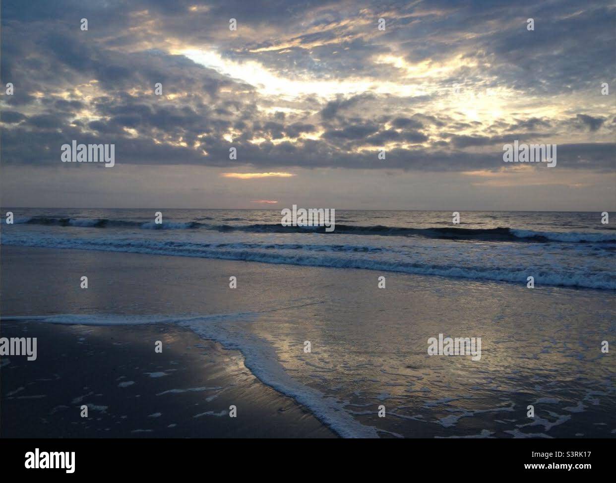 Beau lever de soleil derrière les nuages à Myrtle Beach, SC USA. Tout simplement Caroline du Sud - Image de stock capturée avec un smartphone