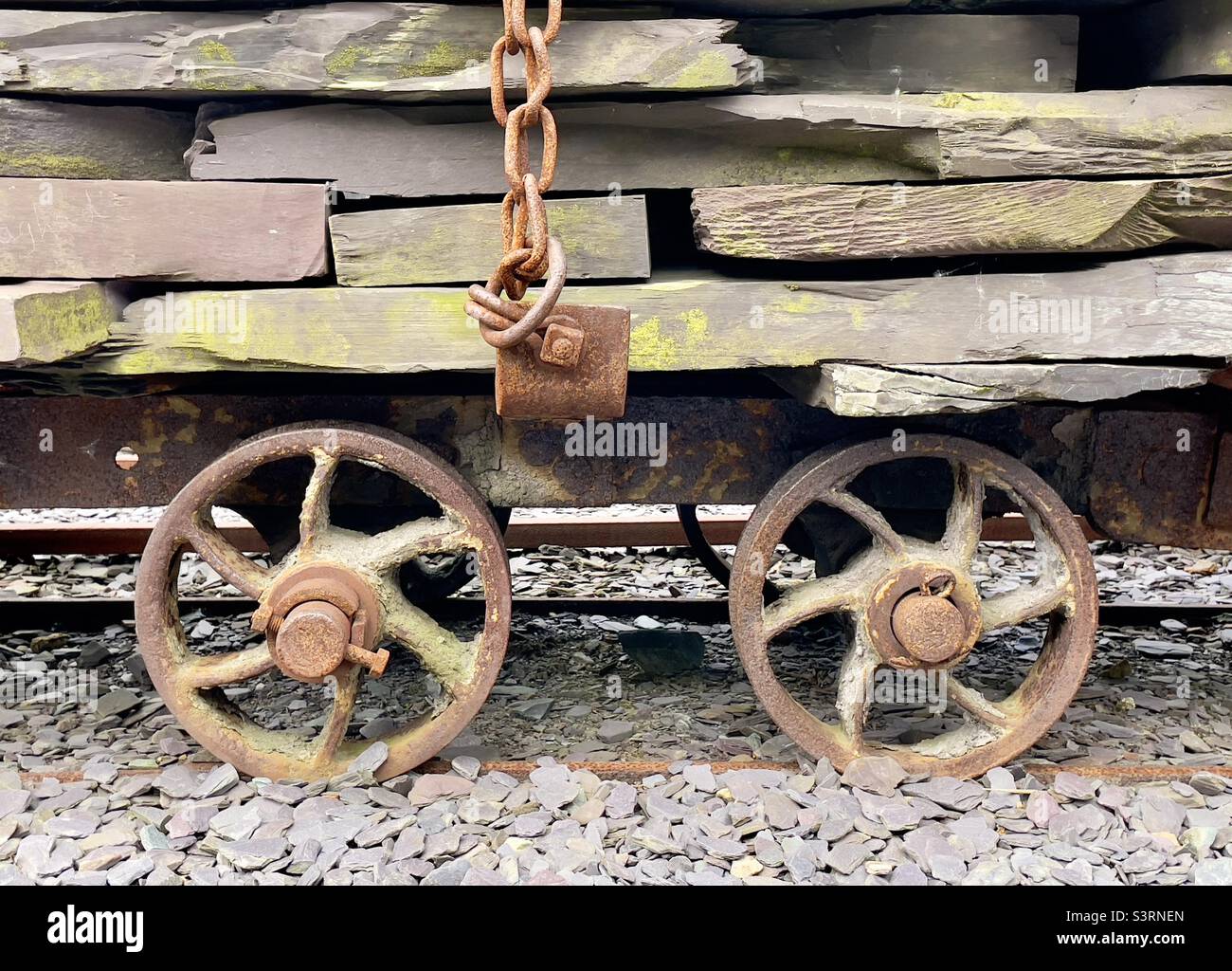 Les roues d'un petit wagon de chemin de fer chargé d'ardoise au Musée national de l'ardoise au pays de Galles Banque D'Images