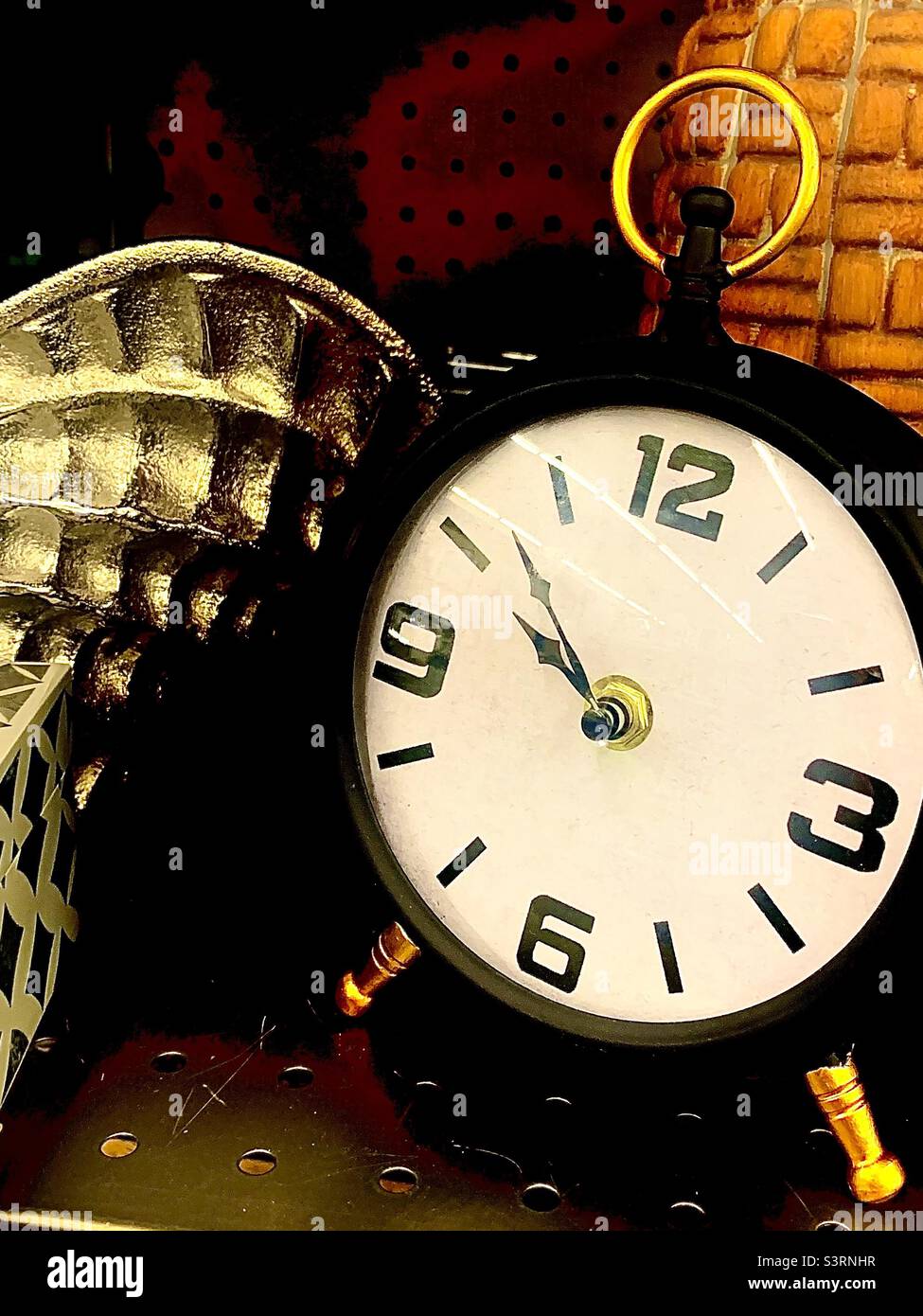 Demeure masculine, table de nuit avec horloge dans des tons sombres et bruns - Image de stock capturée avec un smartphone