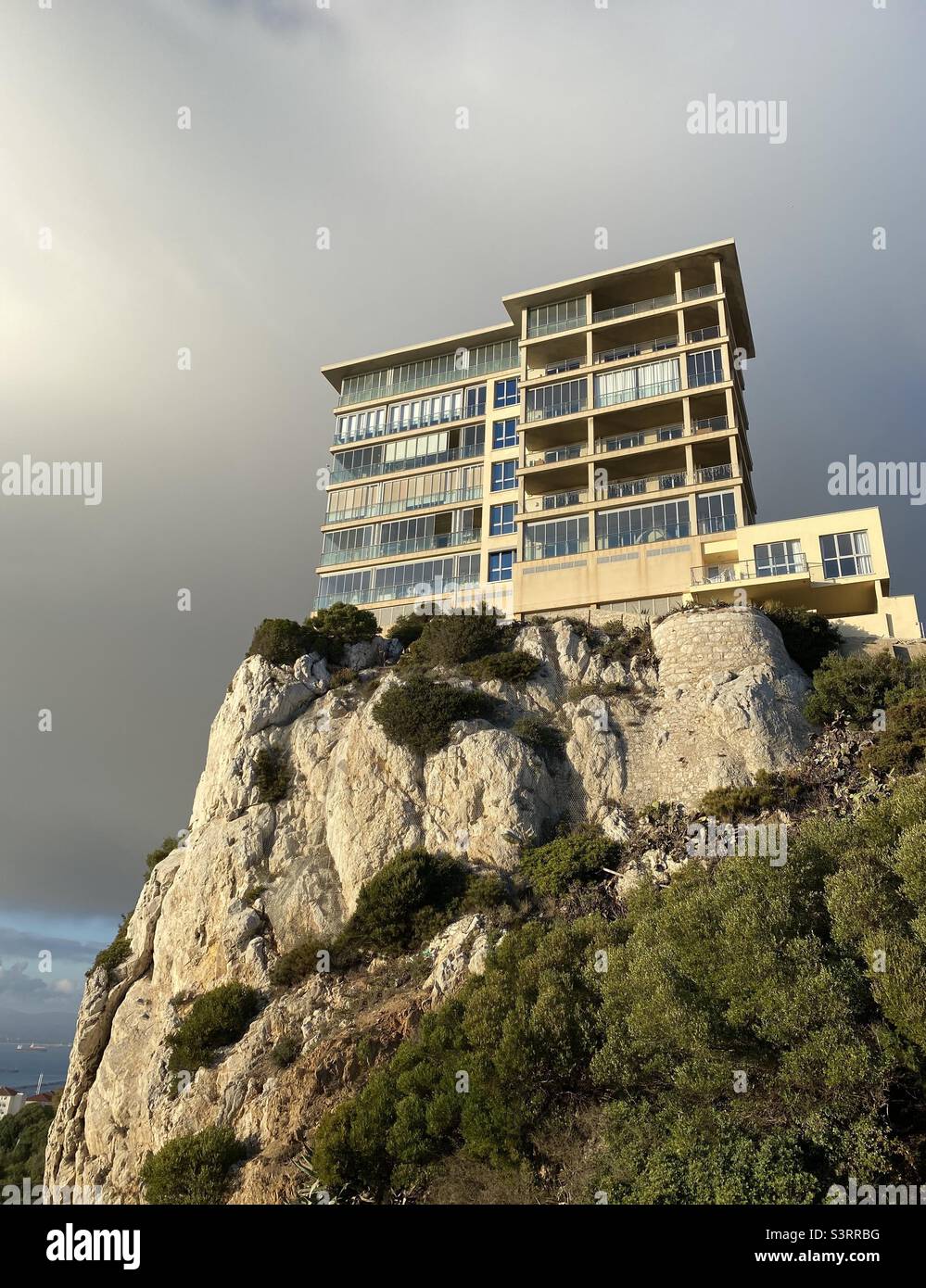 Maison à flanc de falaise à Gibraltar avec ciel orageux Banque D'Images
