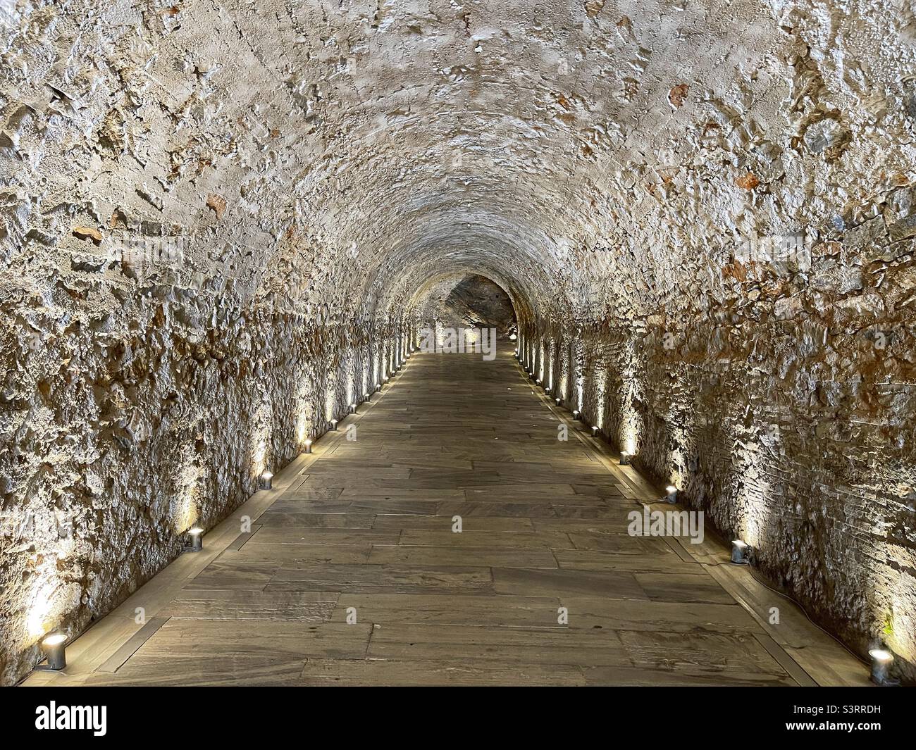 Tunnel sculpté dans le rocher sous le stade olympique original d'Athènes Banque D'Images