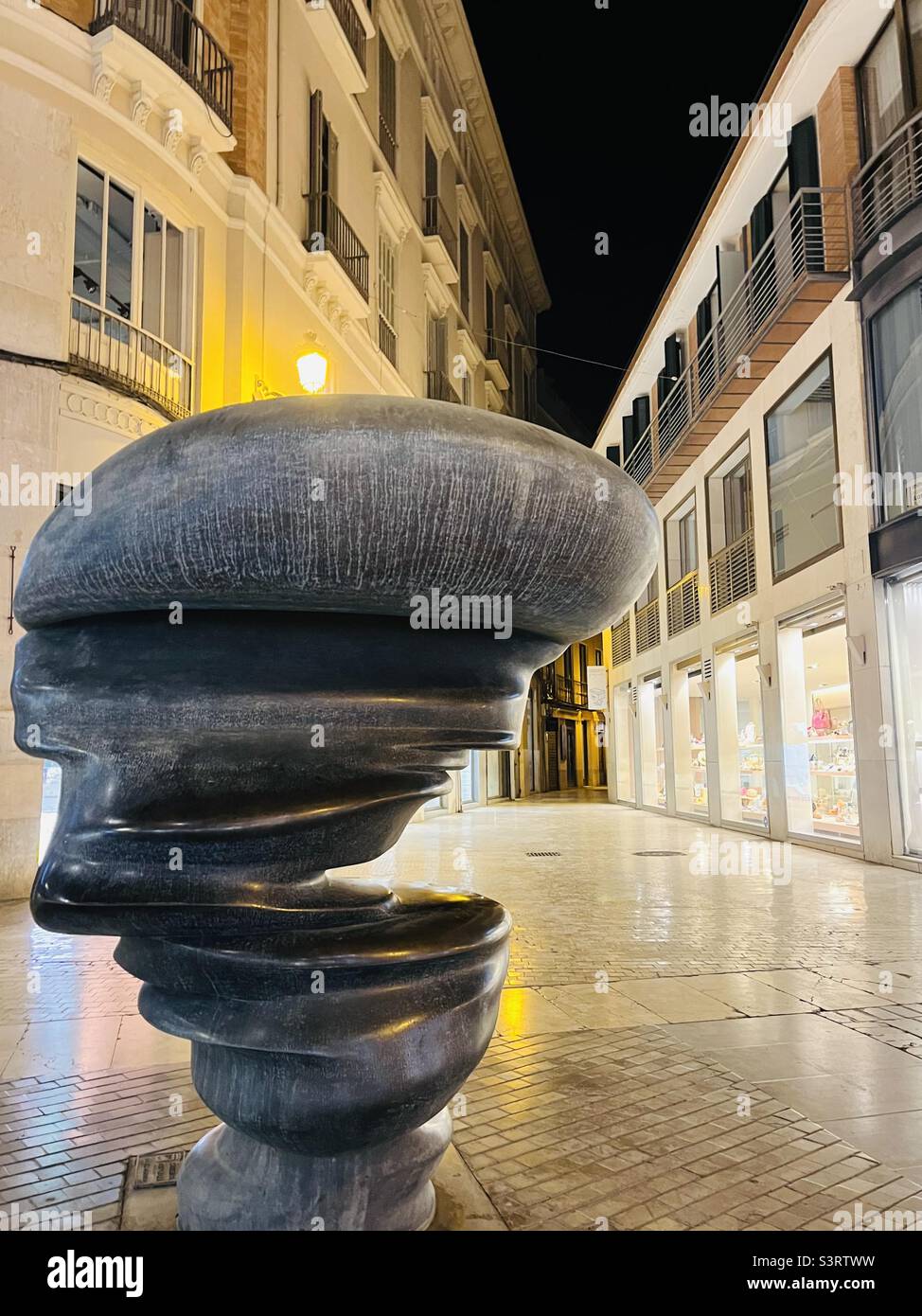 La sculpture « points de vue » de l'artiste britannique Tony Cragg est exposée dans la ville de Malaga, à l'angle de la calle Larios et de la calle Strachan, depuis le 2nd août 2005. Banque D'Images