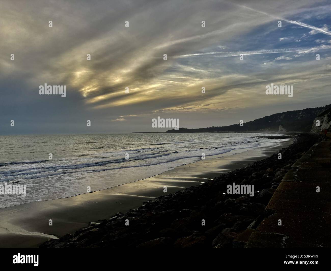 Coucher de soleil derrière les nuages sur la côte - Image de stock capturée avec un smartphone