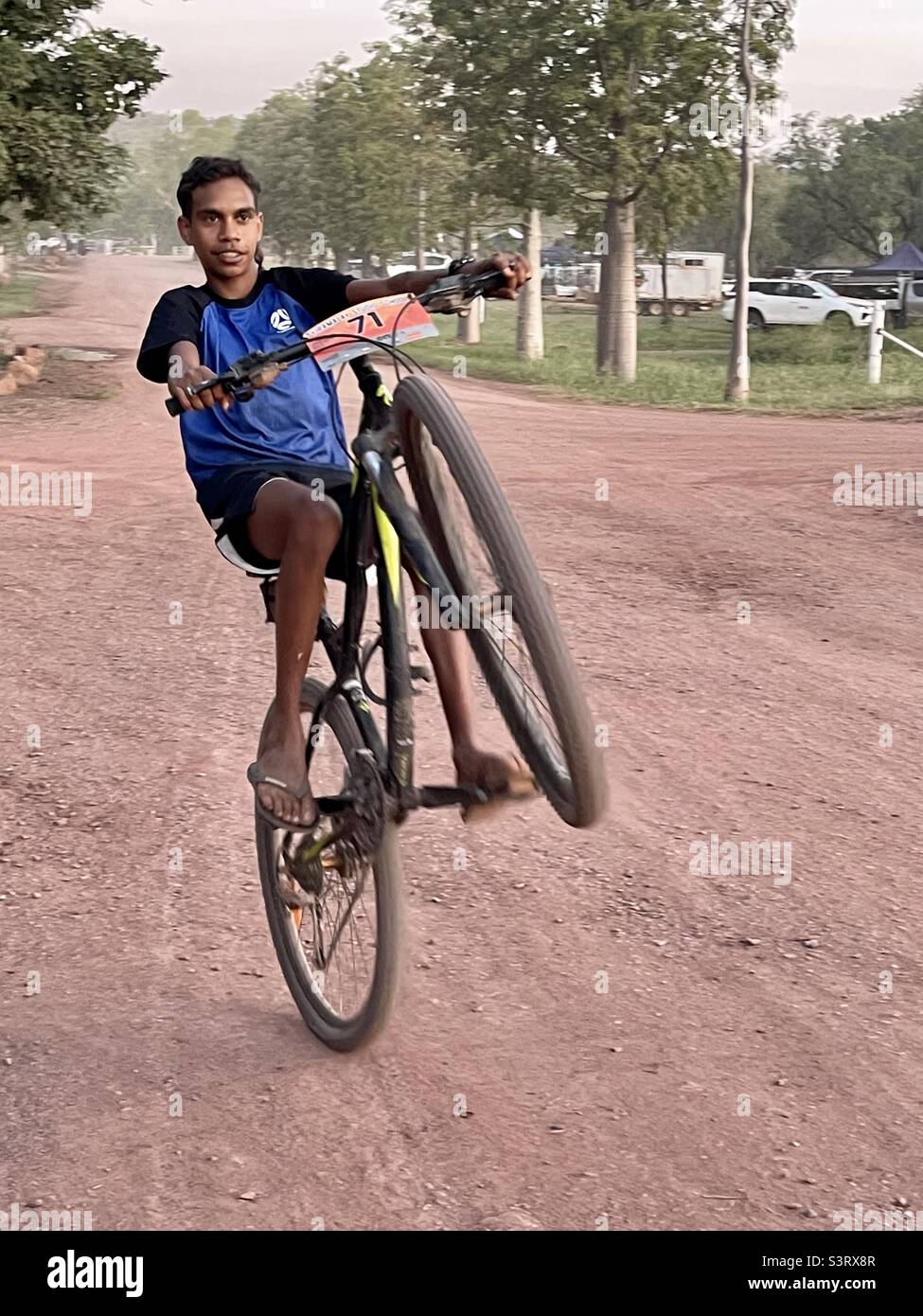 Des jeunes autochtones australiens à vélo Banque D'Images