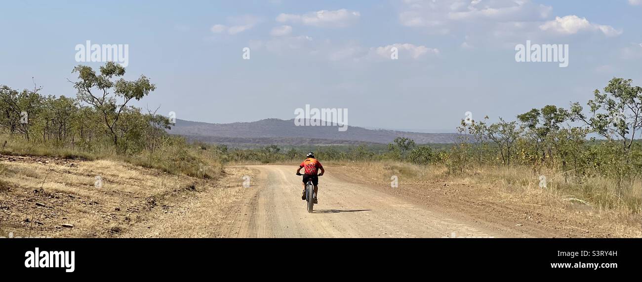 Cycliste à vélo, Gibb Challenge 2022, sur la Gibb River Road, dans les Kimberley en Australie occidentale Banque D'Images