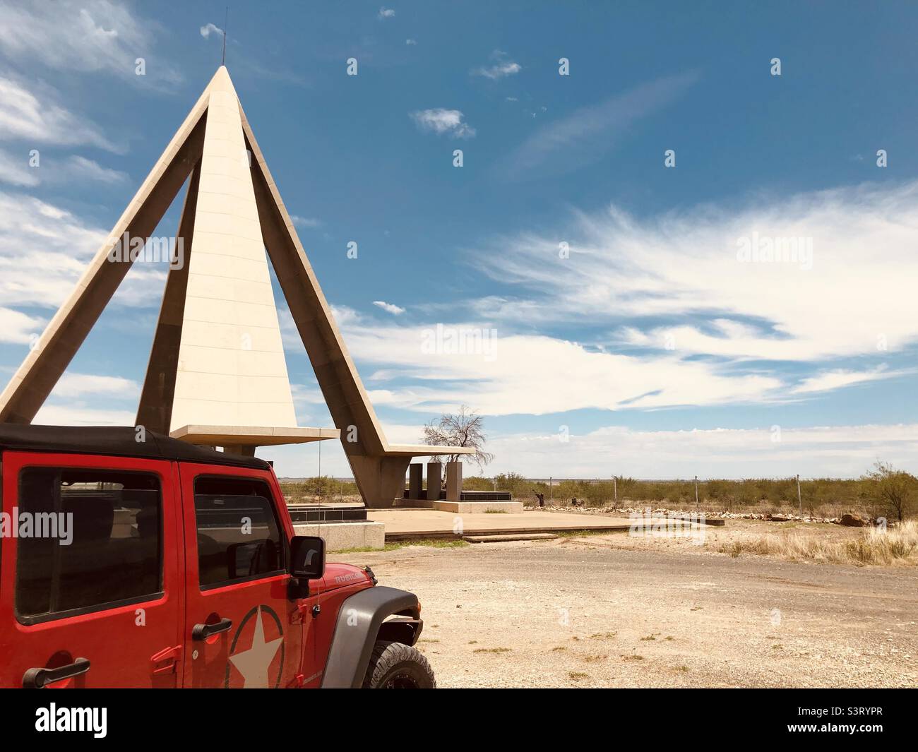 Nous avons fait une visite à Magersfontein dans le Cap Nord dans notre Jeep Rubicon. Regardez les beaux nuages Banque D'Images