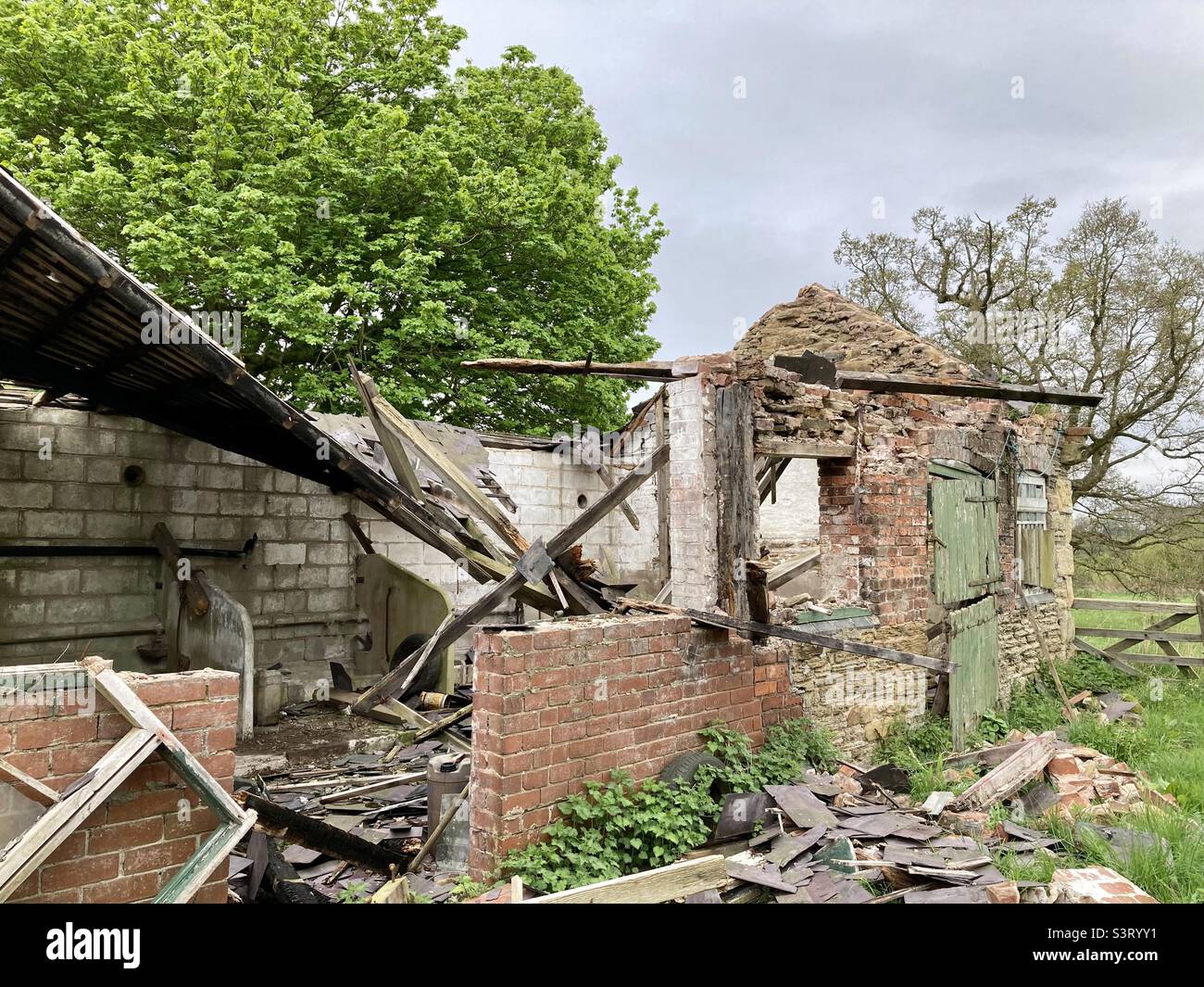 Une grange de ferme a été démolie par les tempêtes Dudley, Eunice et Franklin en février 2022 - Image de stock capturée avec un smartphone