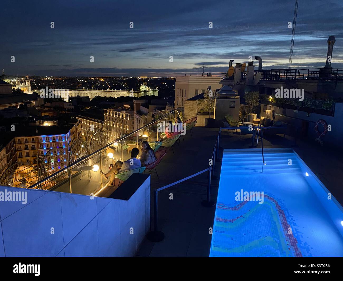 Piscine avec vue sur le Roual - Image de stock capturée avec un smartphone
