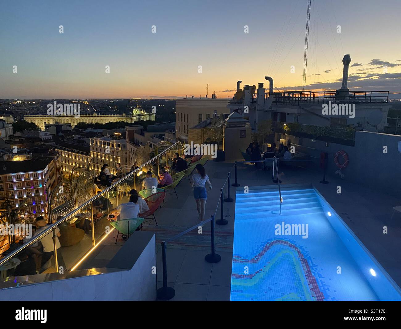 Piscine sur le toit de Madrid Skyline Banque D'Images