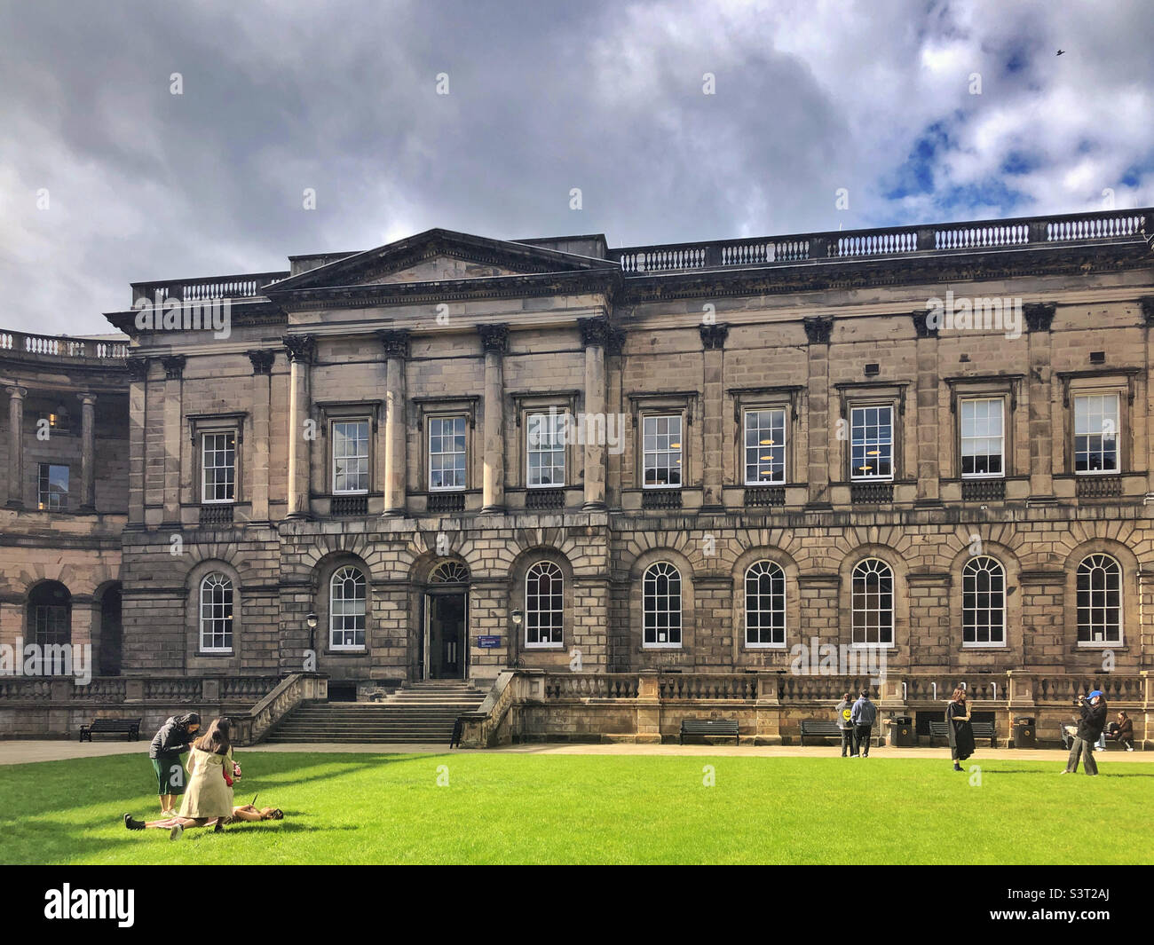 Old College est un bâtiment de la fin du 18th siècle de l'Université d'Edimbourg, en Écosse. Il abrite des parties de l'administration de l'Université, de l'École de droit et de la Talbot Rice Gallery. Banque D'Images