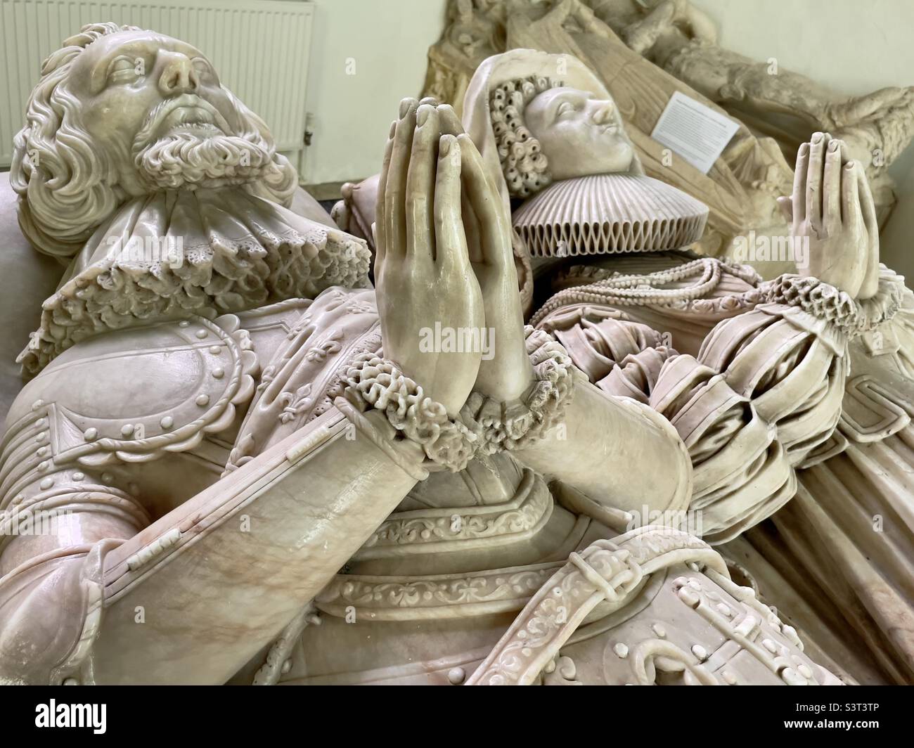 L'albâtre figure sur le tombeau de Sir John Kyrle et de sa femme Sybil dans l'église paroissiale de beaucoup de Marcle à Herefordshire, au Royaume-Uni Banque D'Images