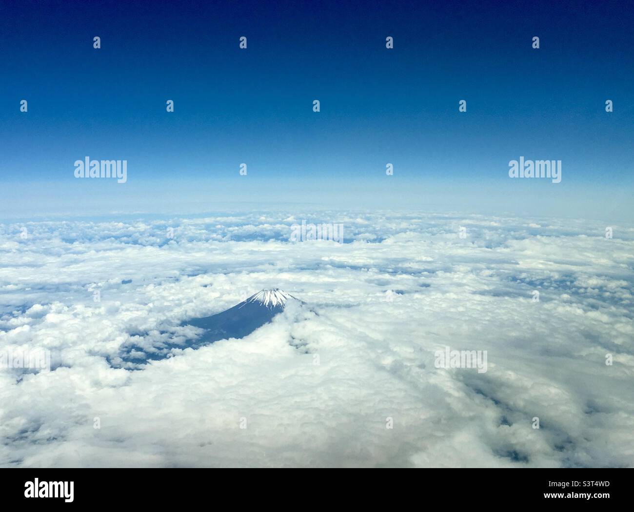 Image aérienne du Mont Fuji, partiellement couvert de nuages. - Image de stock capturée avec un smartphone