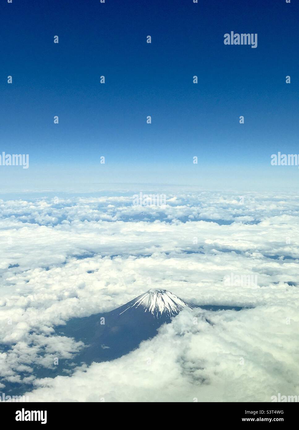 Image aérienne du Mont Fuji, partiellement couvert de nuages - Image de stock capturée avec un smartphone