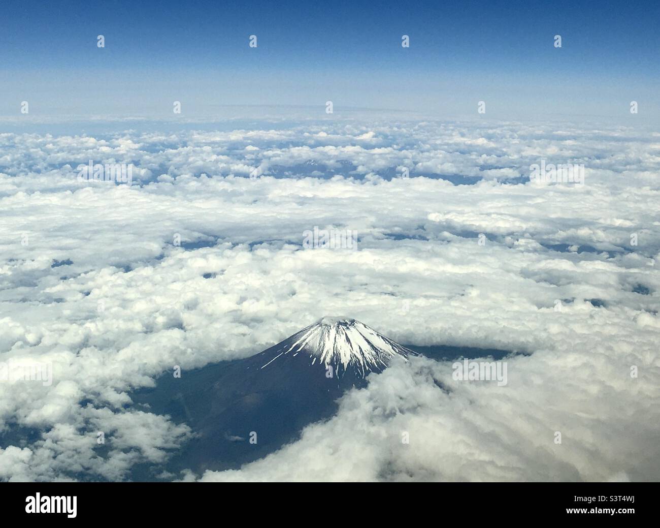 Image aérienne du Mont Fuji, partiellement couvert de nuages - Image de stock capturée avec un smartphone
