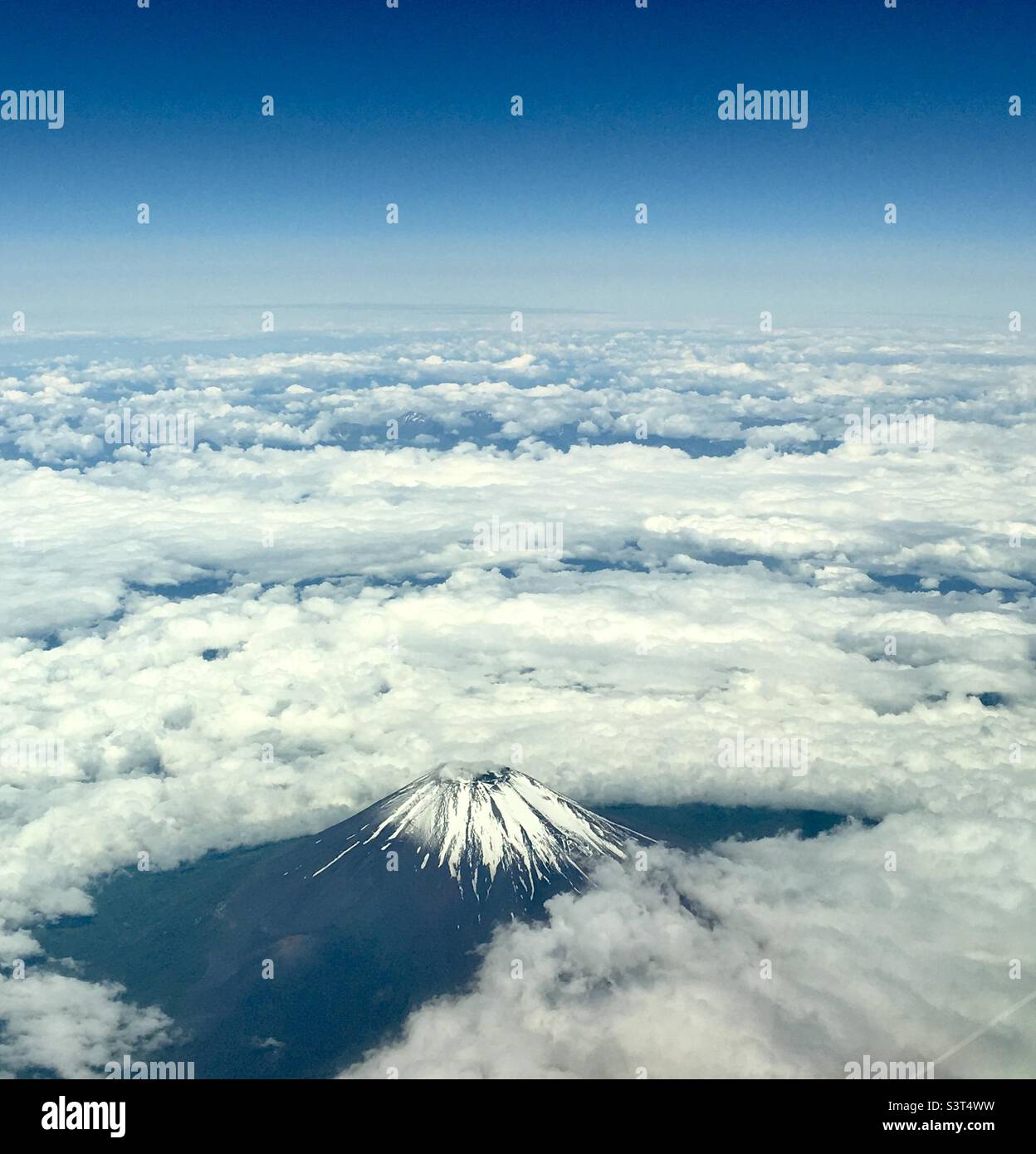 Image aérienne du Mont Fuji, partiellement couvert de nuages. - Image de stock capturée avec un smartphone