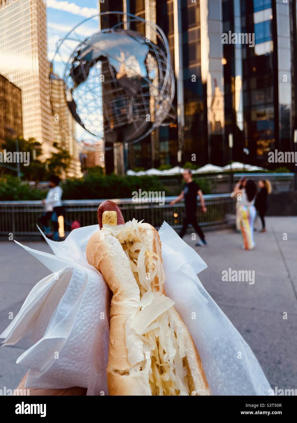 Délicieux hot dog de NewYork Street à Columbus Circle, New York City - Image de stock capturée avec un smartphone