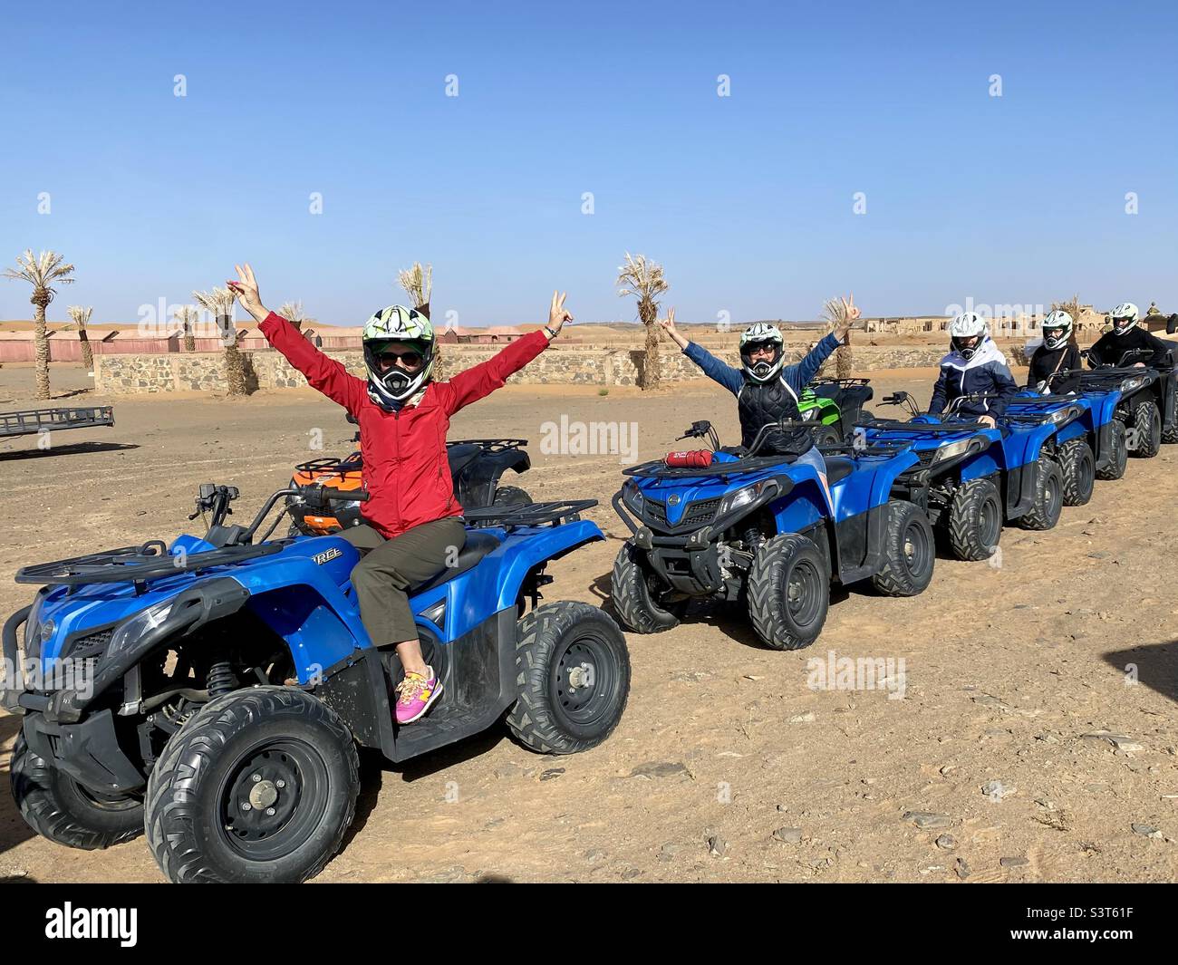 Groupe de touristes pour une visite guidée en VTT dans le désert marocain, Maroc, Afrique du Nord Banque D'Images