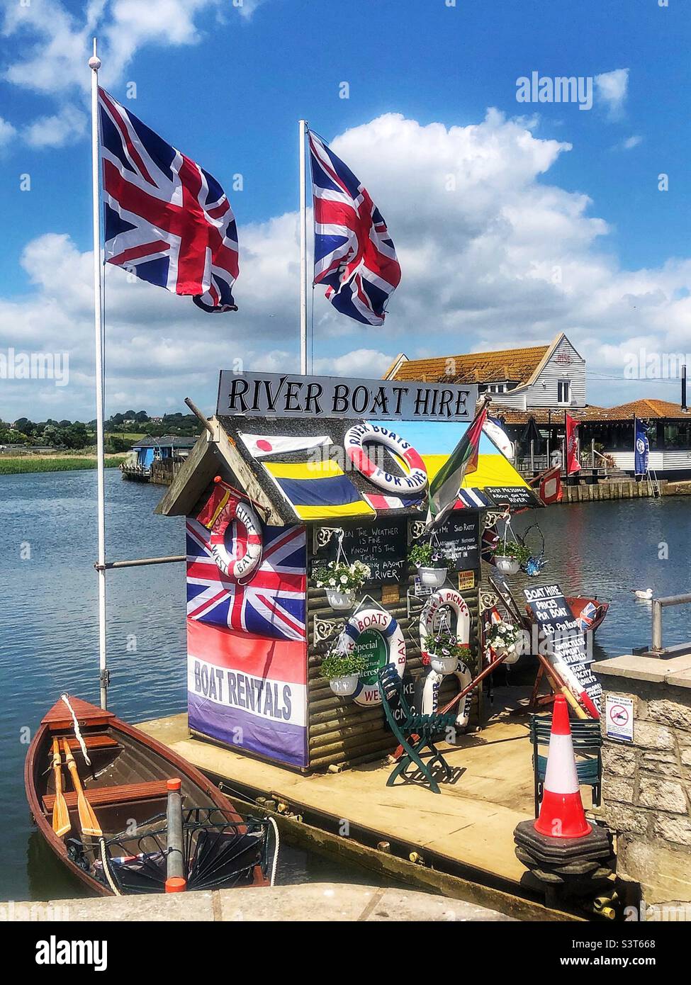 Location de bateau sur la rivière à West Bay Dorset Royaume-Uni - Image de stock capturée avec un smartphone