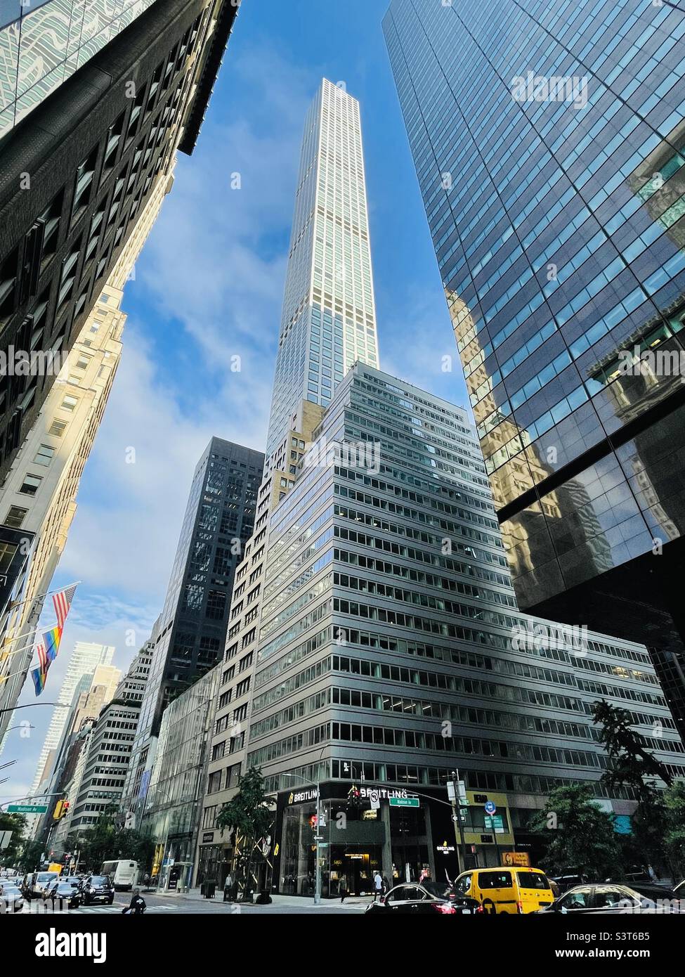 Superbe bâtiment moderne dans le centre-ville de Manhattan New York City USA - Image de stock capturée avec un smartphone