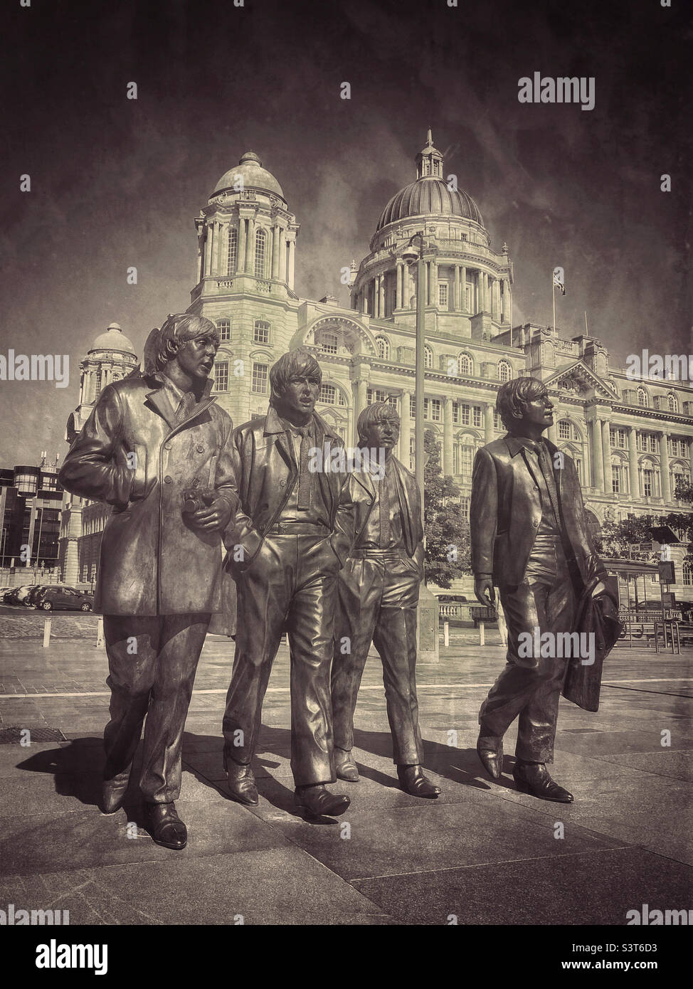 Le célèbre et emblématique Fab four - une statue en bronze des coléoptères - McCartney, Star, Harrison et Lennon. Situé au Pier Head à Liverpool, Angleterre. Photo ©️ COLIN HOSKINS. - Image de stock capturée avec un smartphone