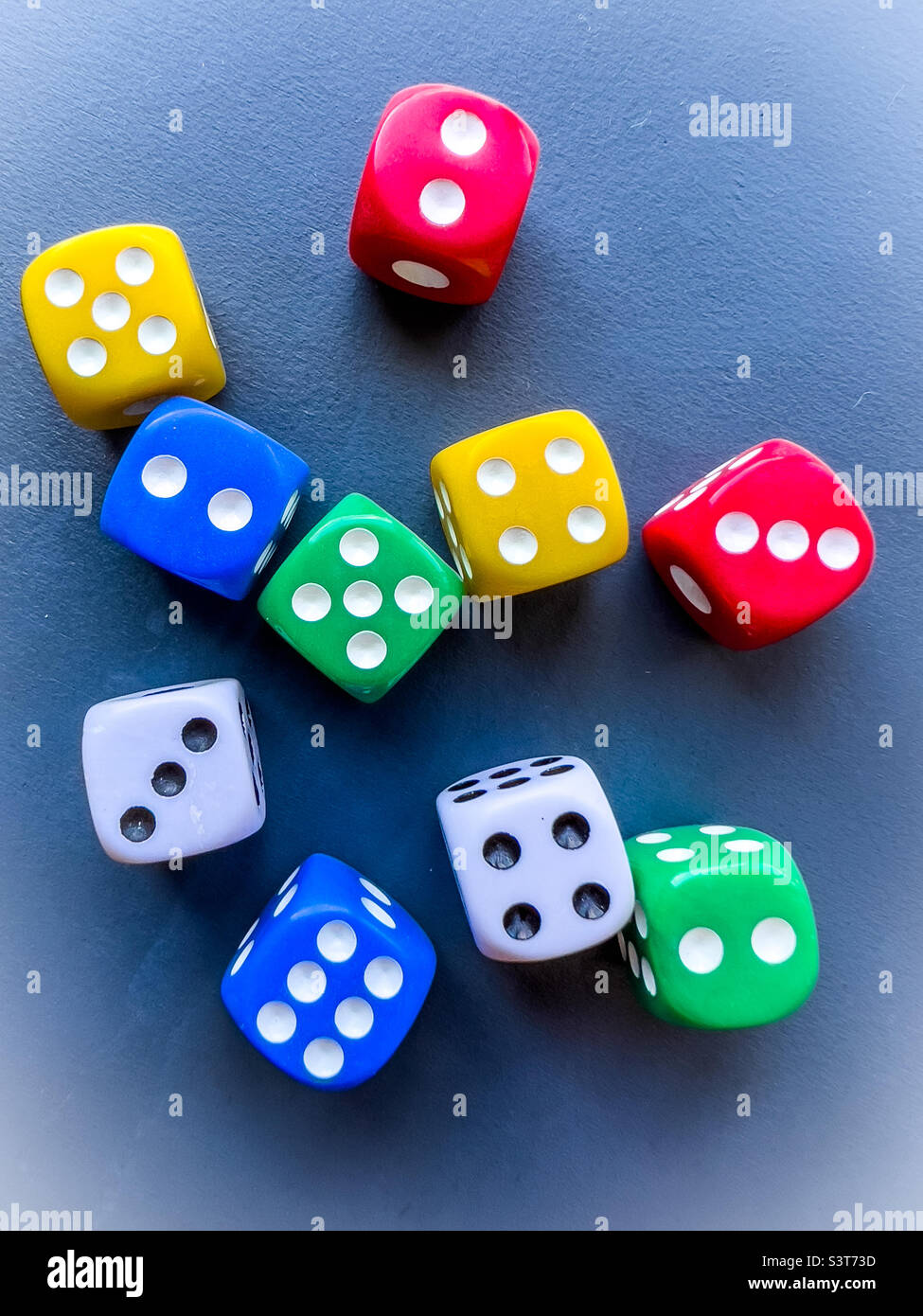 10 dés de couleur - Image de stock capturée avec un smartphone