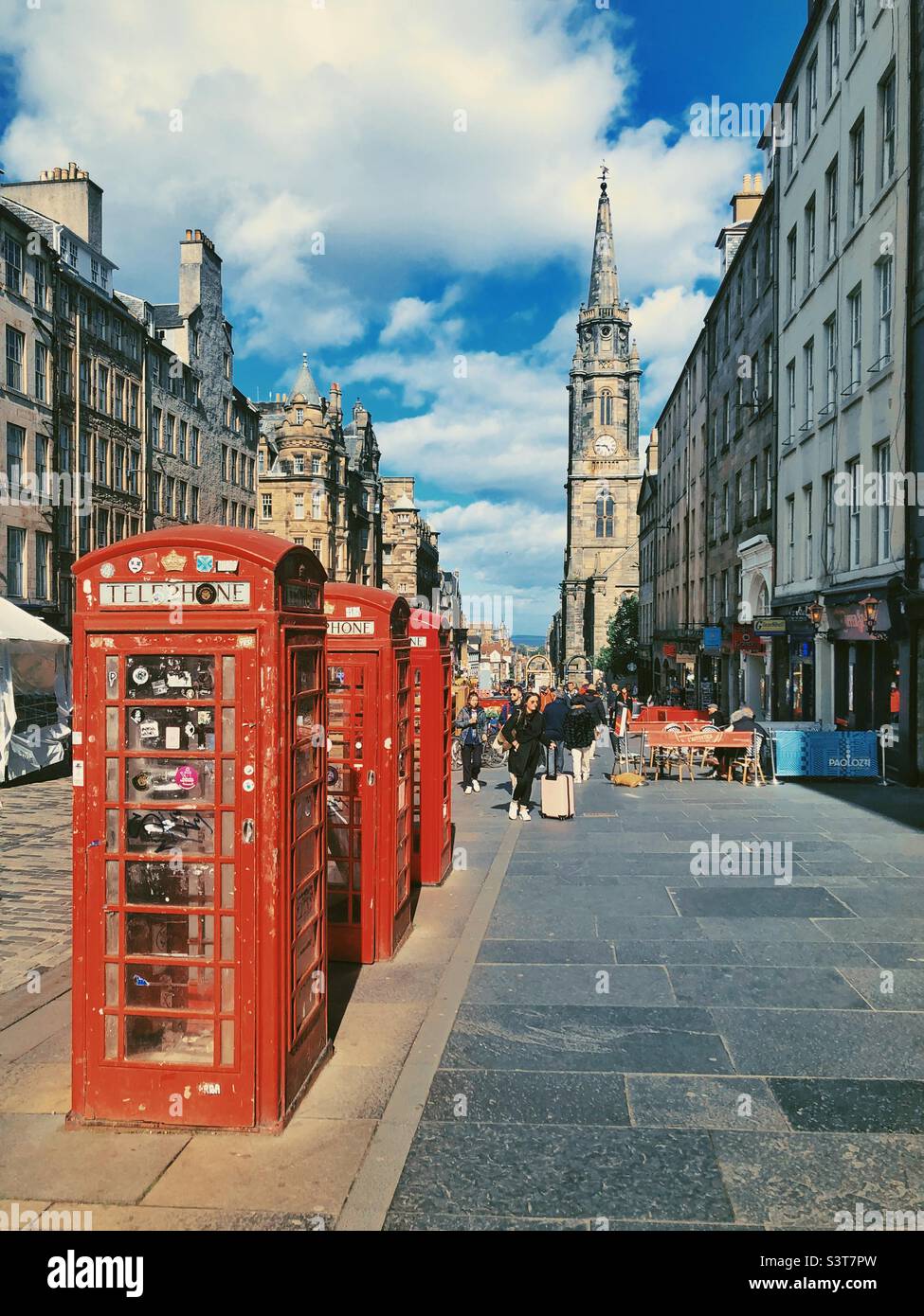 Royal Mile, Édimbourg, Écosse, avec trois anciennes cabines de téléphone rouge emblématiques au premier plan, et le Tron Kirk en arrière-plan. Banque D'Images