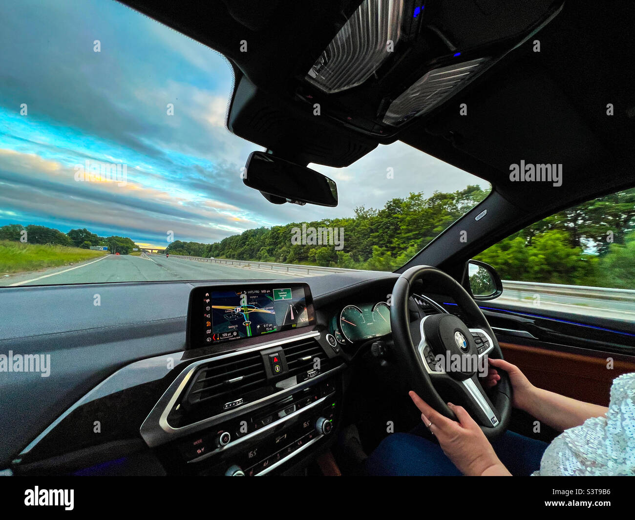 Voiture sur l'autoroute M62 Banque D'Images