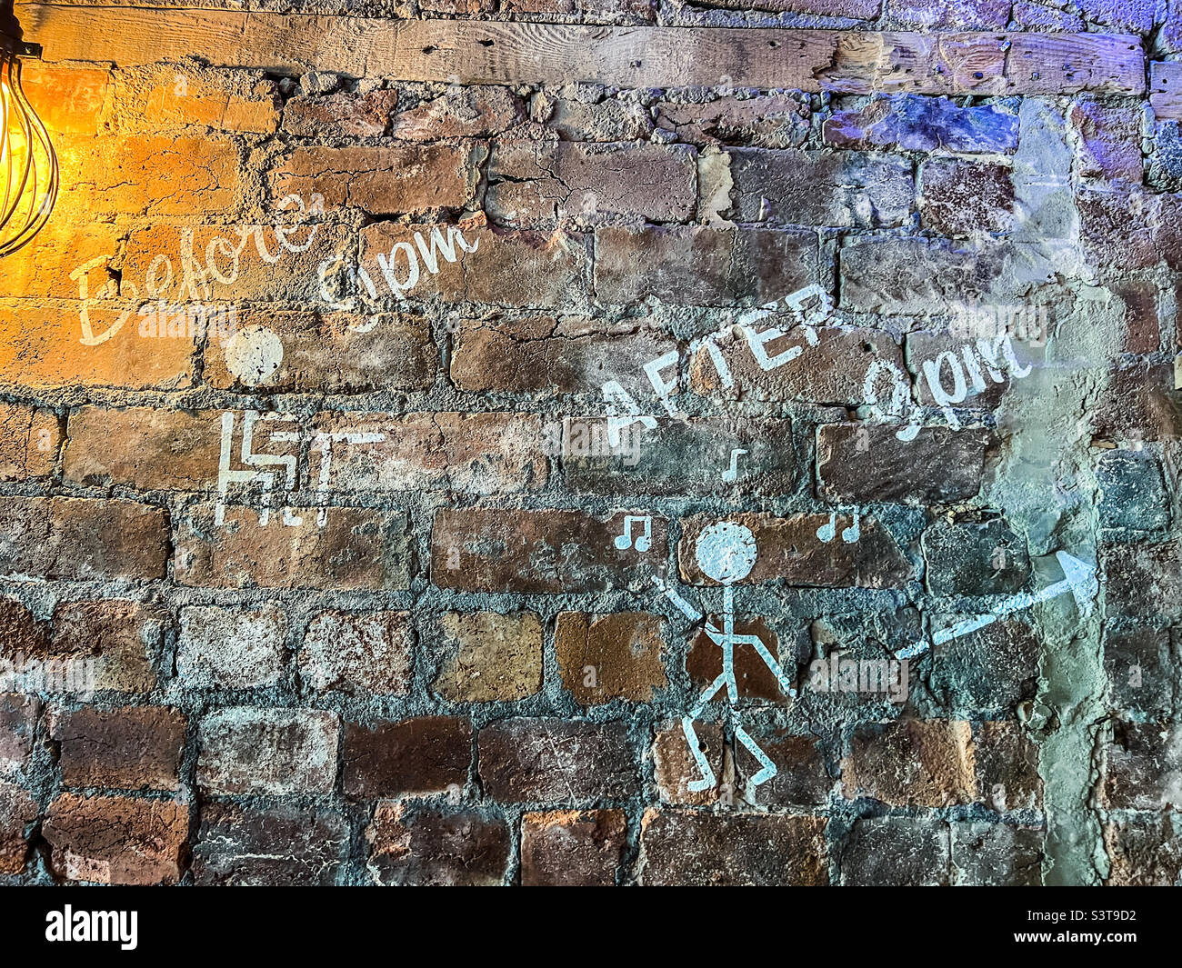 Mur dans le bar avec graffiti Banque D'Images