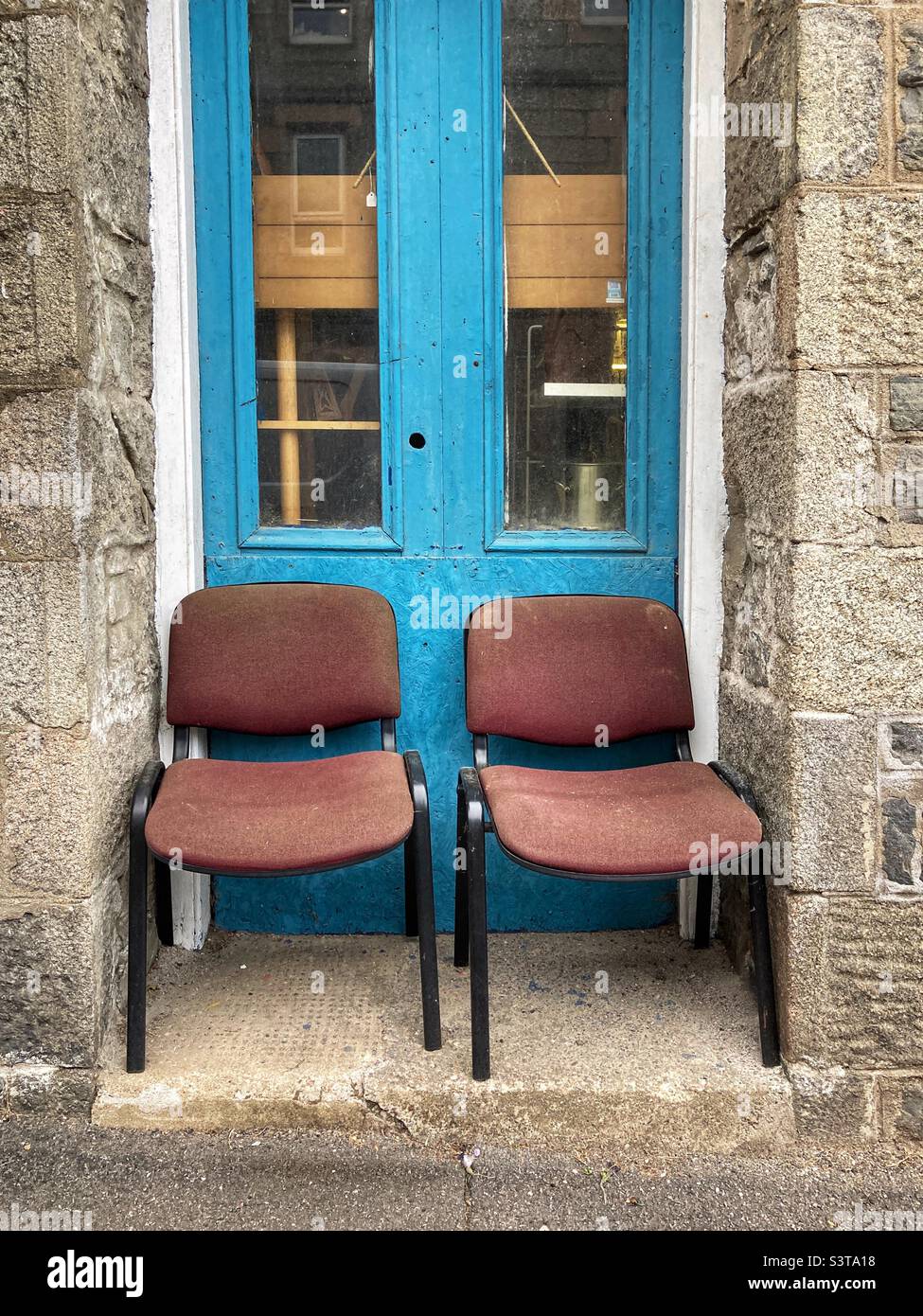 Deux chaises sont abandonnées à l'extérieur dans la rue Banque D'Images