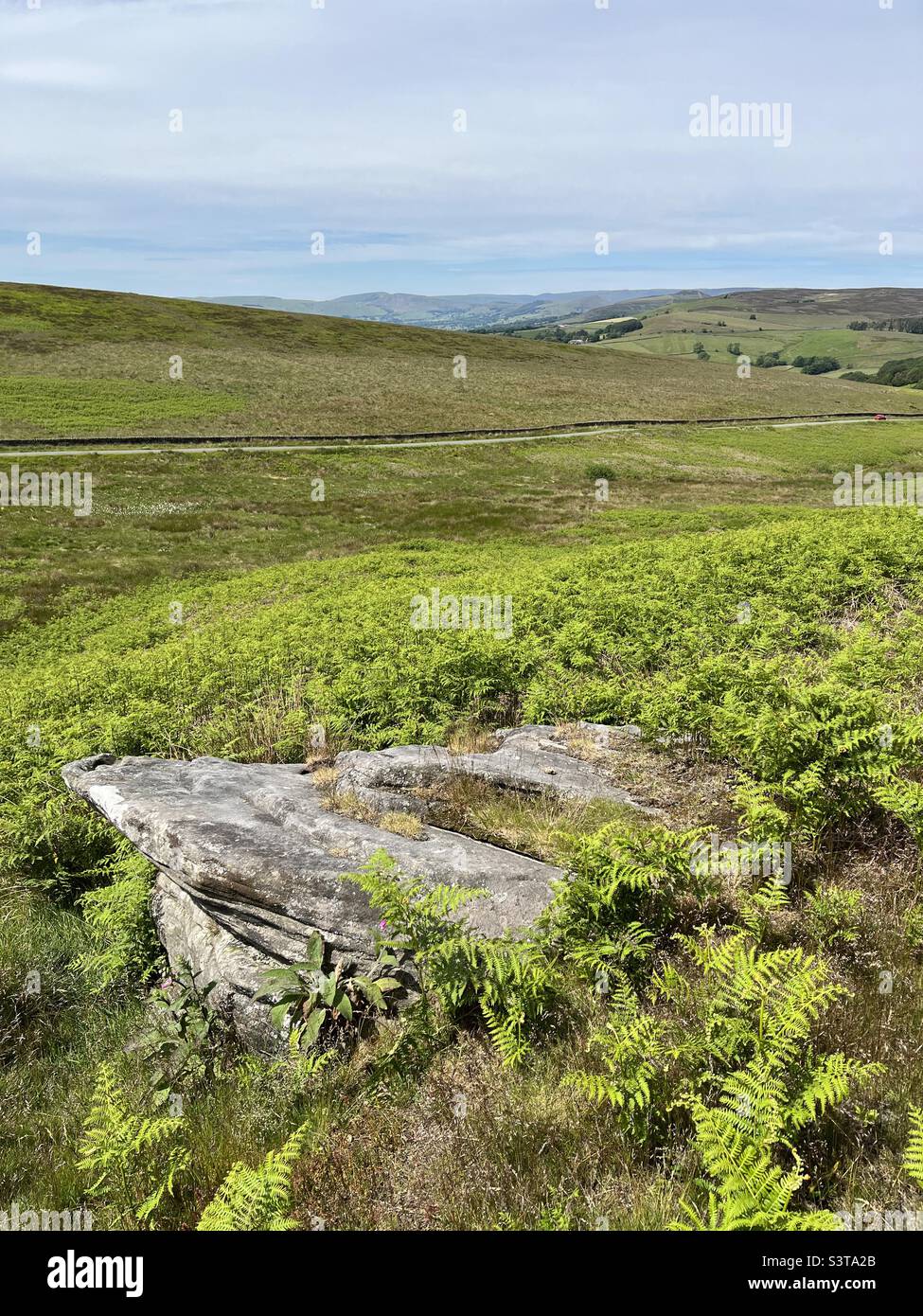 Vue en retrait depuis le sentier de Stanage Edge dans le Peak District Banque D'Images