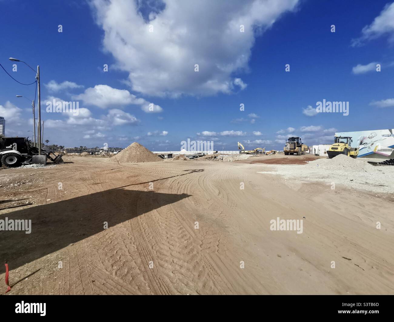 Chantier de construction d'un nouveau centre communautaire de sports nautiques à côté de la promenade en bord de mer sur la rue Reestif Herbert Samuel à tel-Aviv, Israël. - Image de stock capturée avec un smartphone