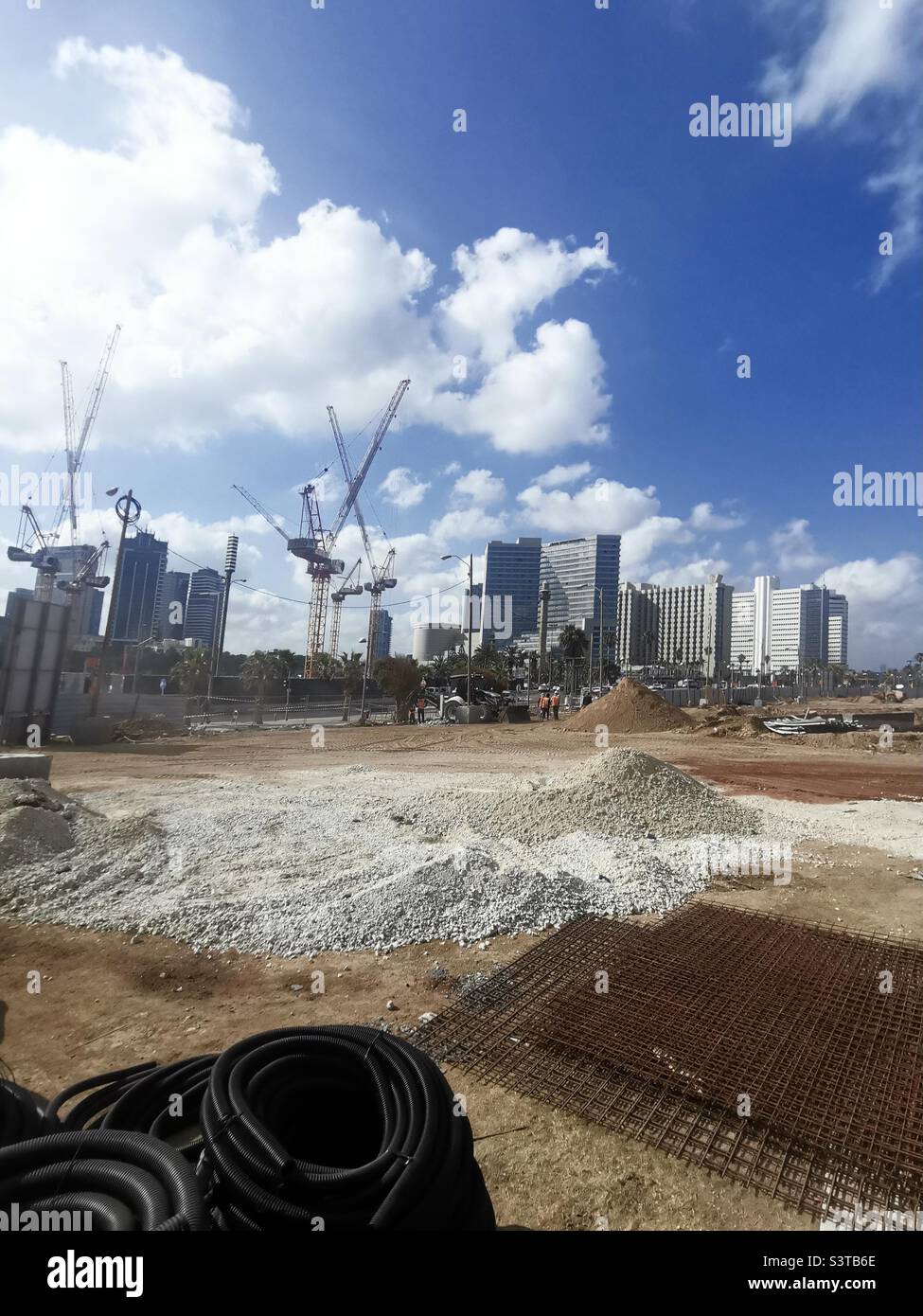 Chantier de construction d'un nouveau centre communautaire de sports nautiques à côté de la promenade en bord de mer sur la rue Reestif Herbert Samuel à tel-Aviv, Israël. - Image de stock capturée avec un smartphone