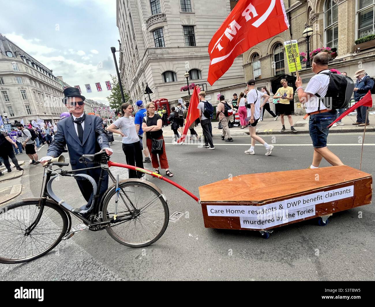 Nous exigeons mieux: Mars et rallye, samedi 18 juin 2022, Portland place, Londres, cercueil et protestation de sous-taker contre DWP Banque D'Images