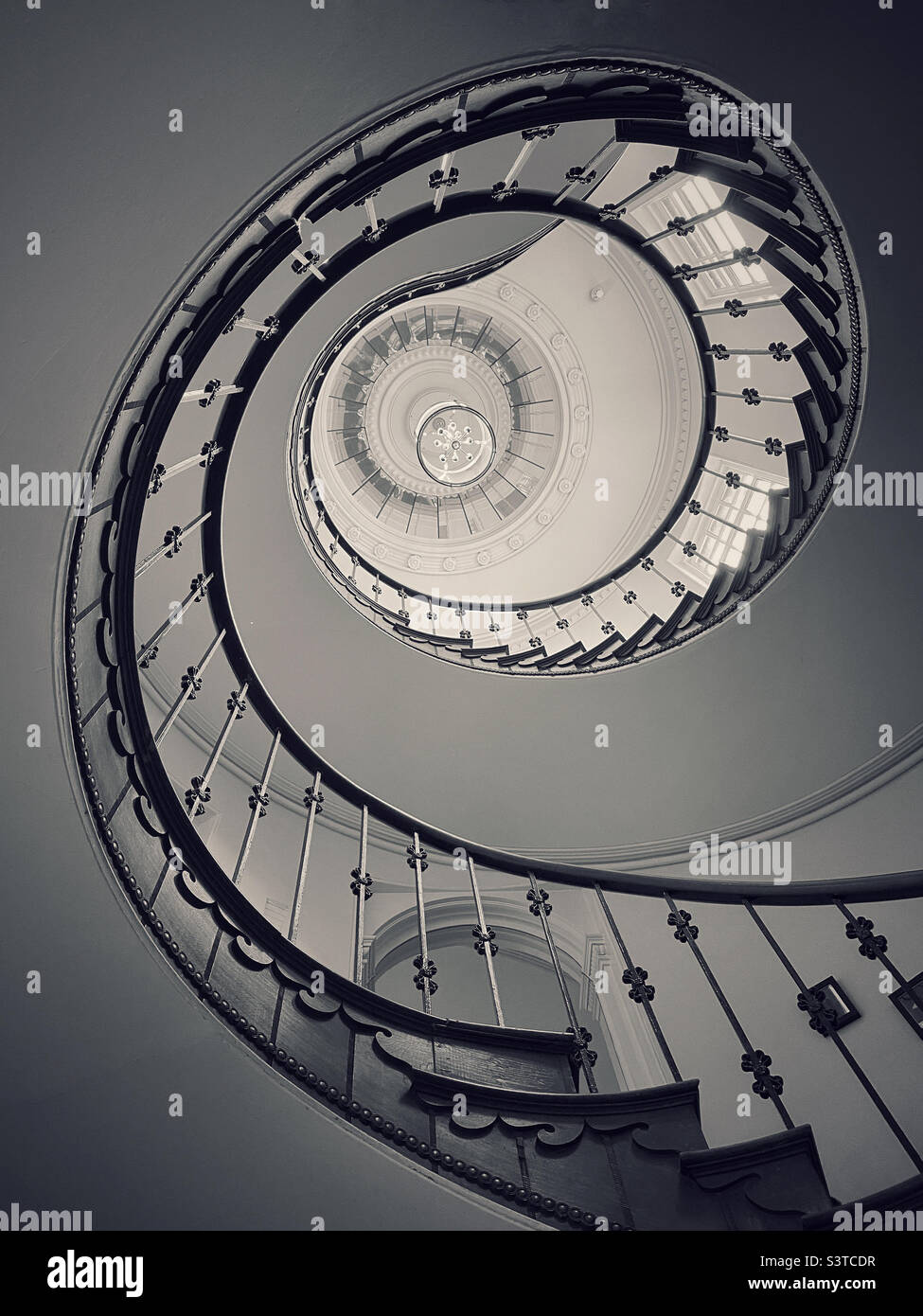 La vue depuis le bas d'un escalier en colimaçon, en regardant vers le haut. Il y a quelque chose de satisfaisant à propos des formes géométriques ! Photo ©️ COLIN HOSKINS. - Image de stock capturée avec un smartphone