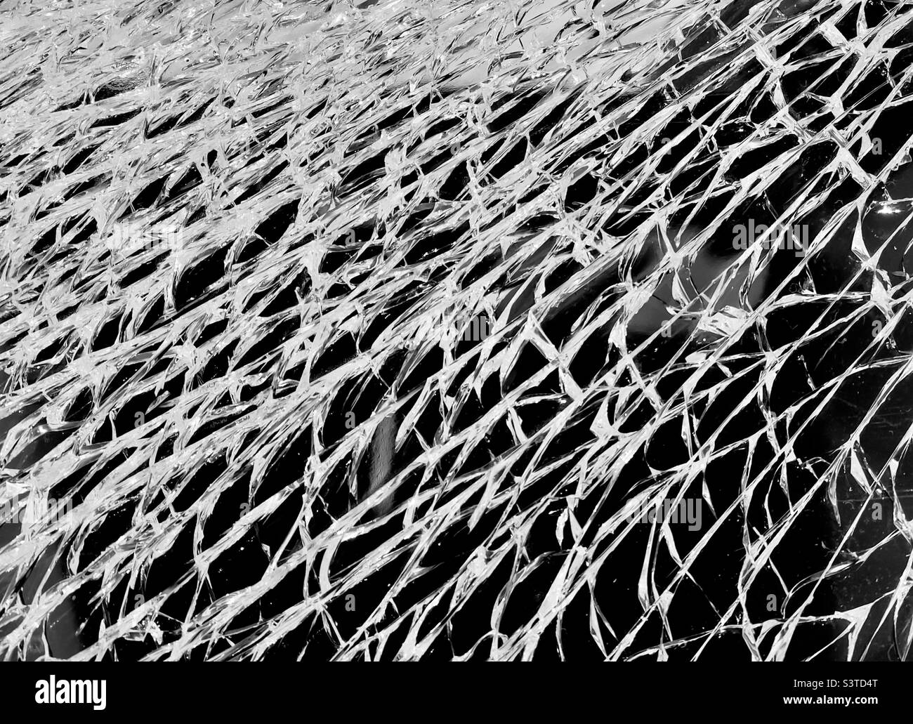 Le verre brisé d'une fenêtre de magasin à Worcester montrant un modèle de fissures fernlike - Image de stock capturée avec un smartphone