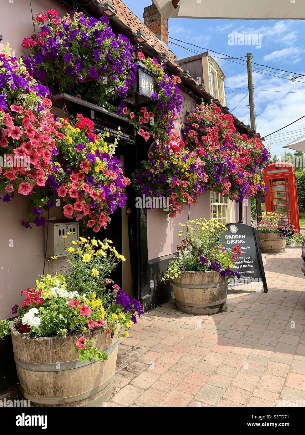 Newbourne, Suffolk, Royaume-Uni - 23 juin 2022 : le Fox Inn couvert de fleurs par un jour ensoleillé. - Image de stock capturée avec un smartphone